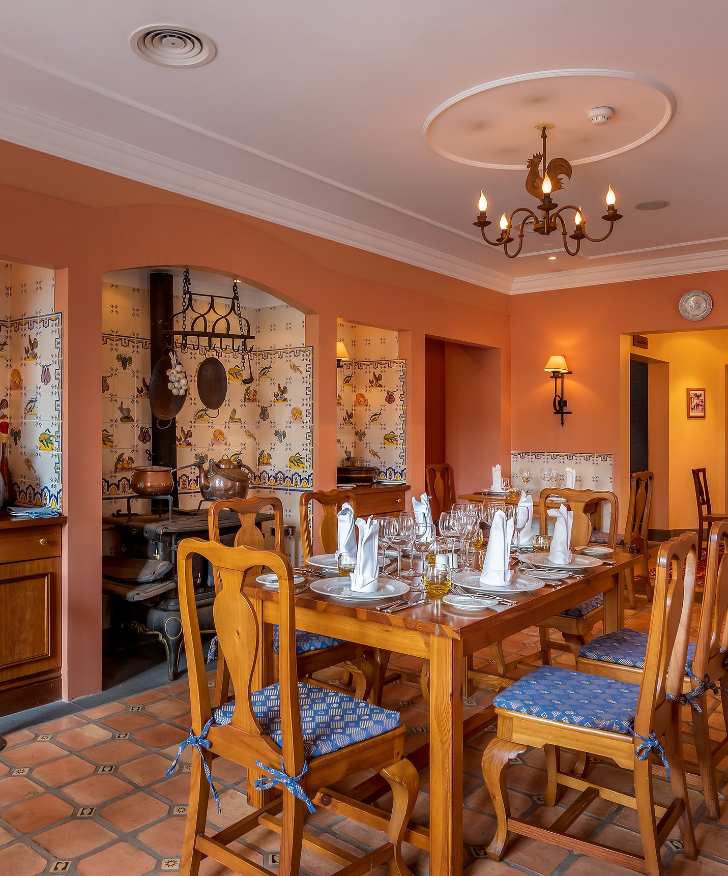 Restaurant avec décoration ancienne imitant une cuisine, avec tables et chaises en bois au Pestana Miramar