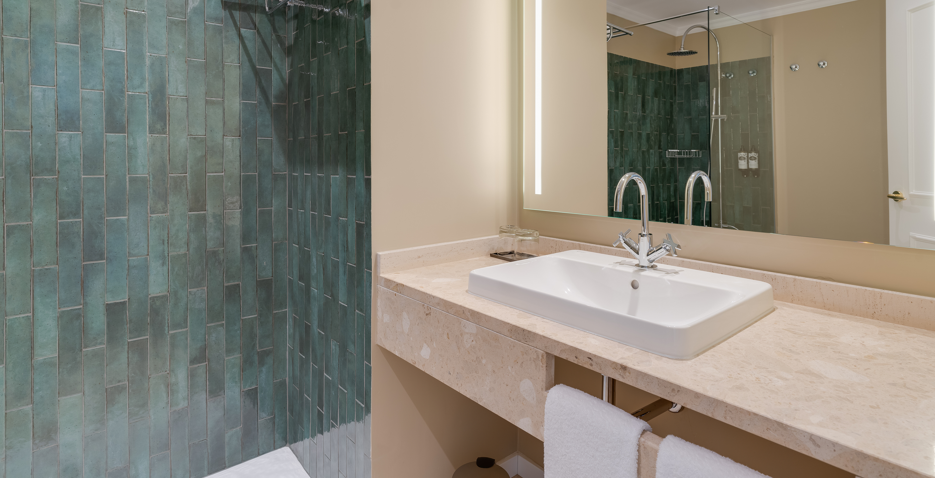 La chambre Classique Vue Intérieure du Pestana Quinta Perestrello a une salle de bain avec lavabo, miroir et douche