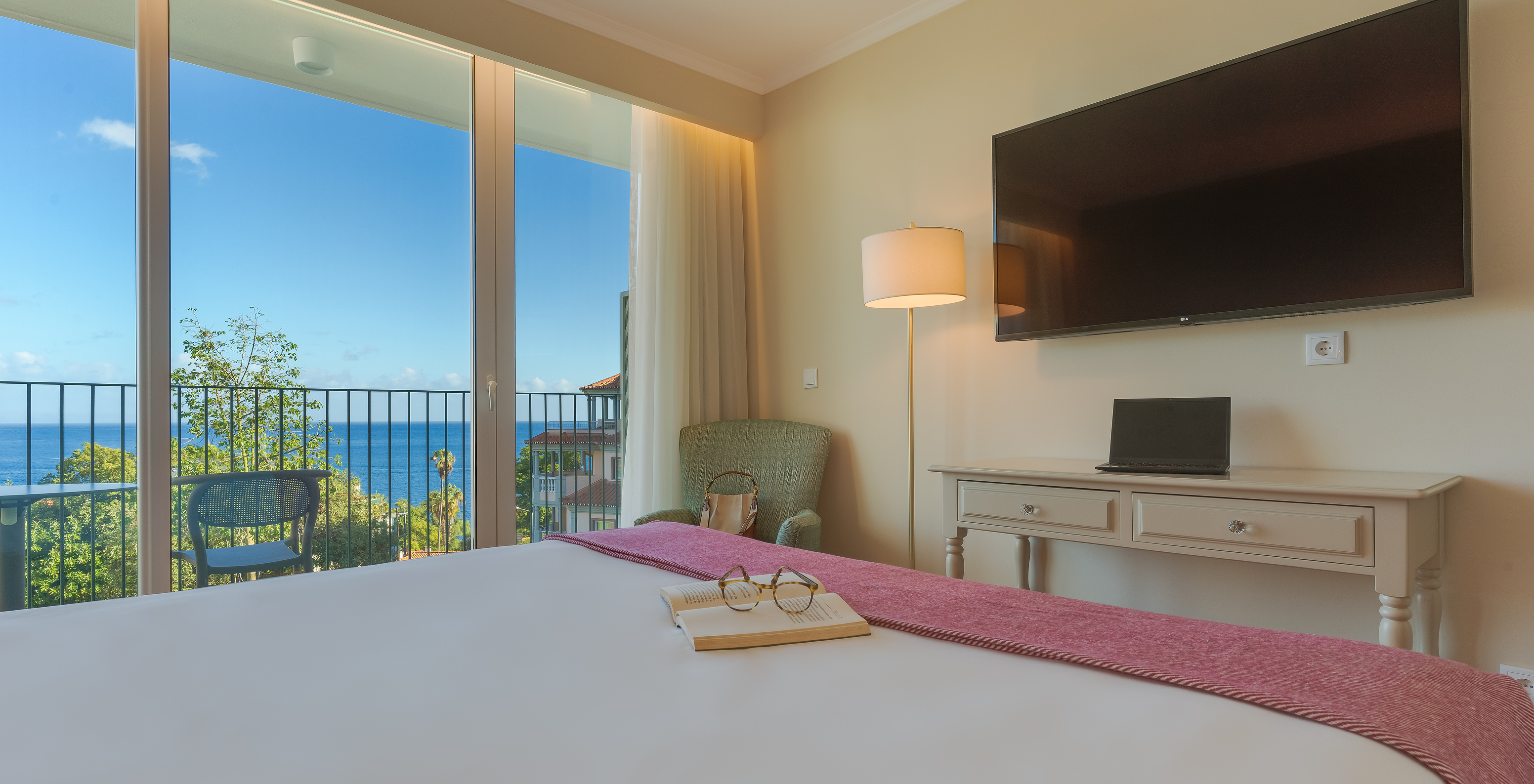 La chambre Vue Mer Partielle avec Balcon du Pestana Quinta Perestrello a une télévision et un balcon avec vue sur la mer