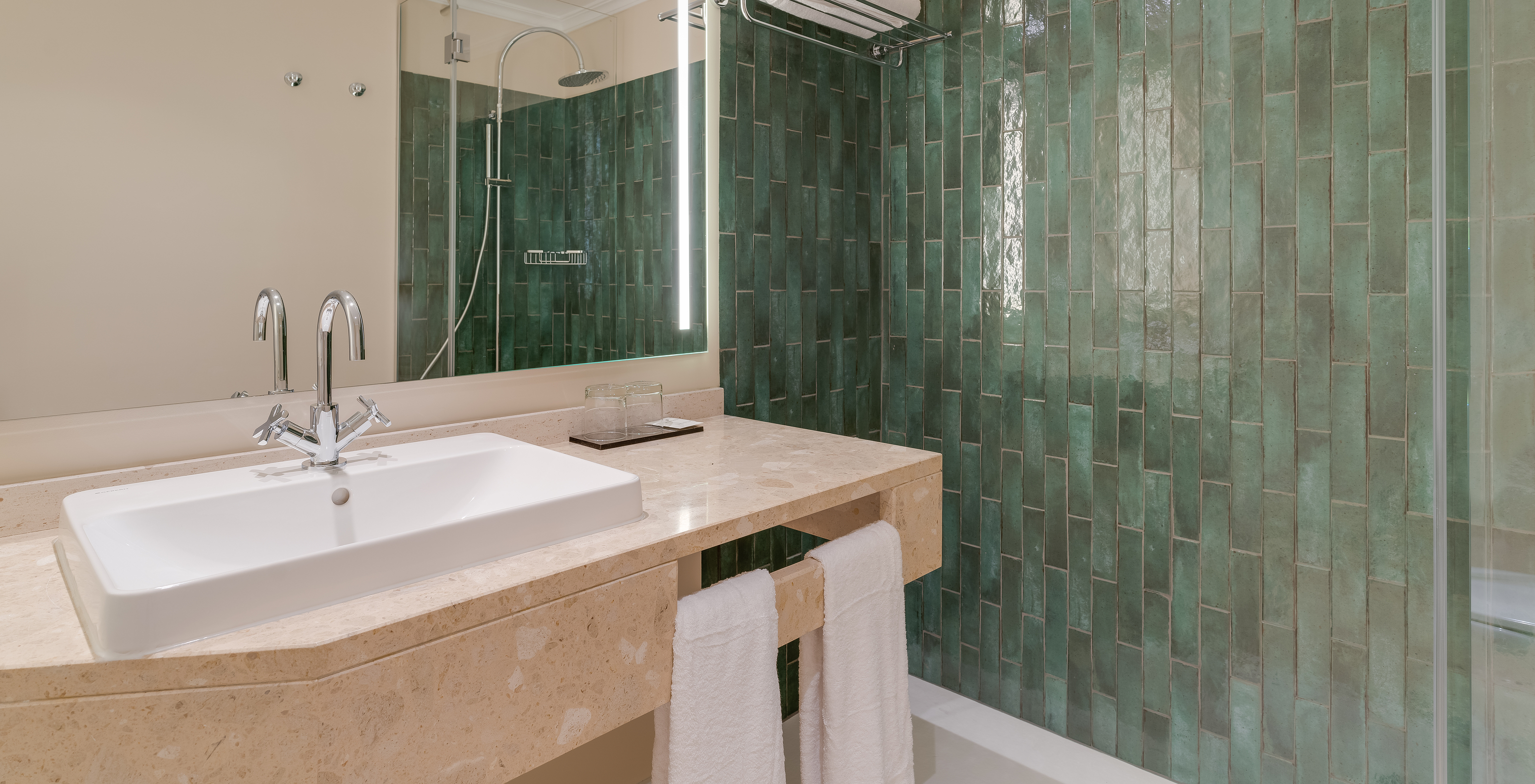 La chambre Vue Mer Partielle du Pestana Quinta Perestrello a une salle de bain avec lavabo, miroir, serviettes et douche