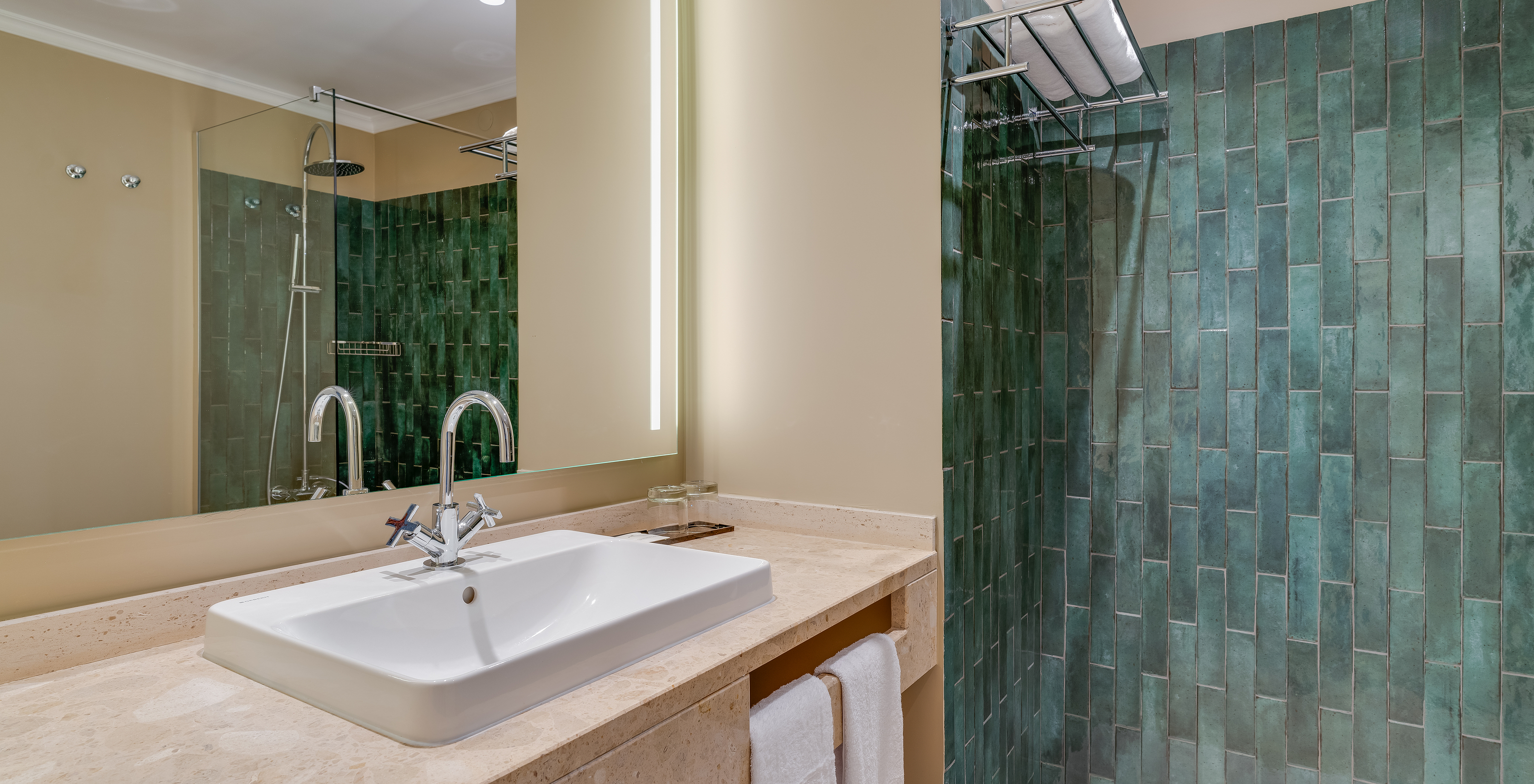 La chambre Vue Piscine du Pestana Quinta Perestrello a une salle de bain avec lavabo, miroir, serviettes et douche