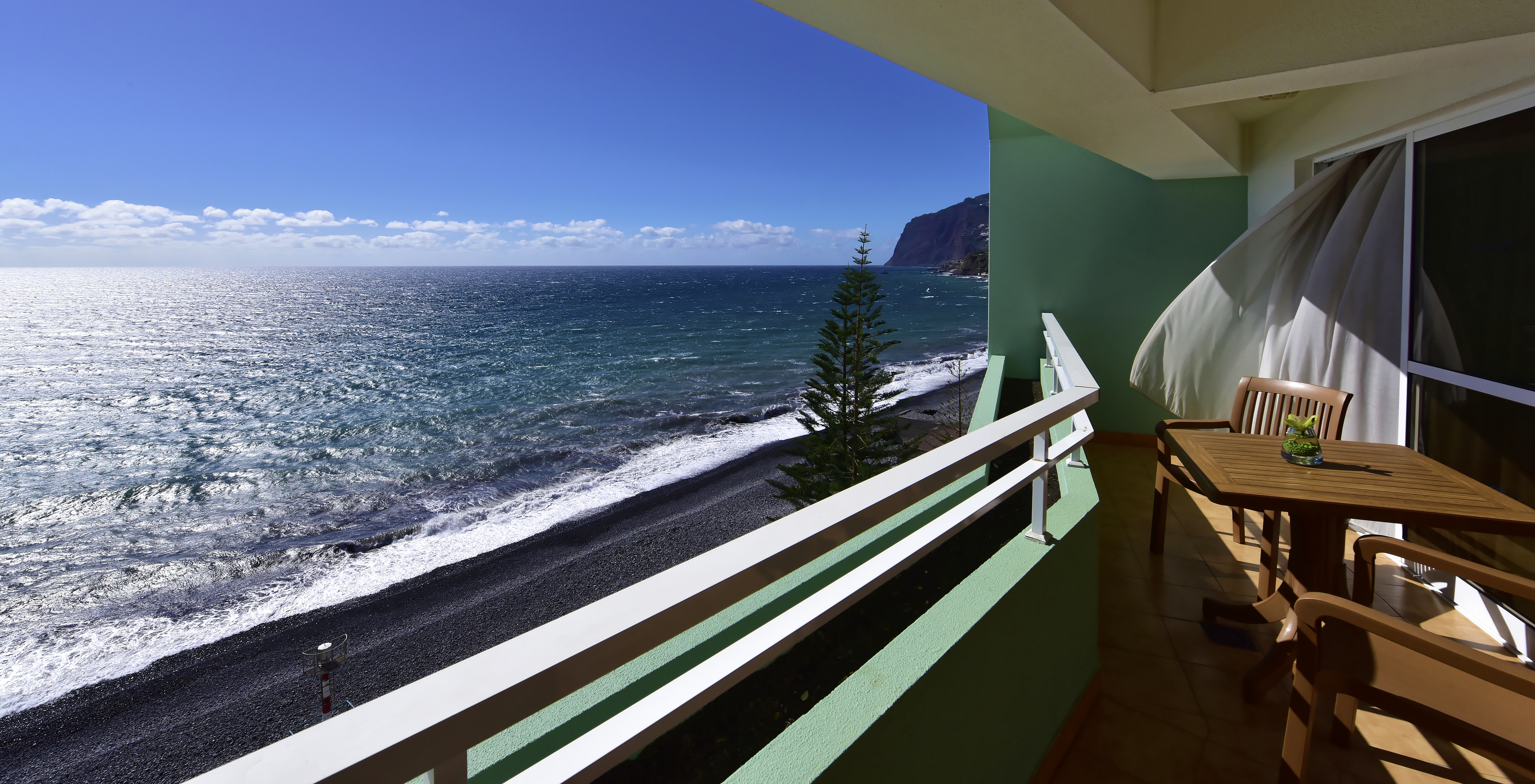 L'Étude Classique Vue Mer du Pestana Ocean Bay All Inclusive a un grand balcon avec table et chaises et vue sur la mer