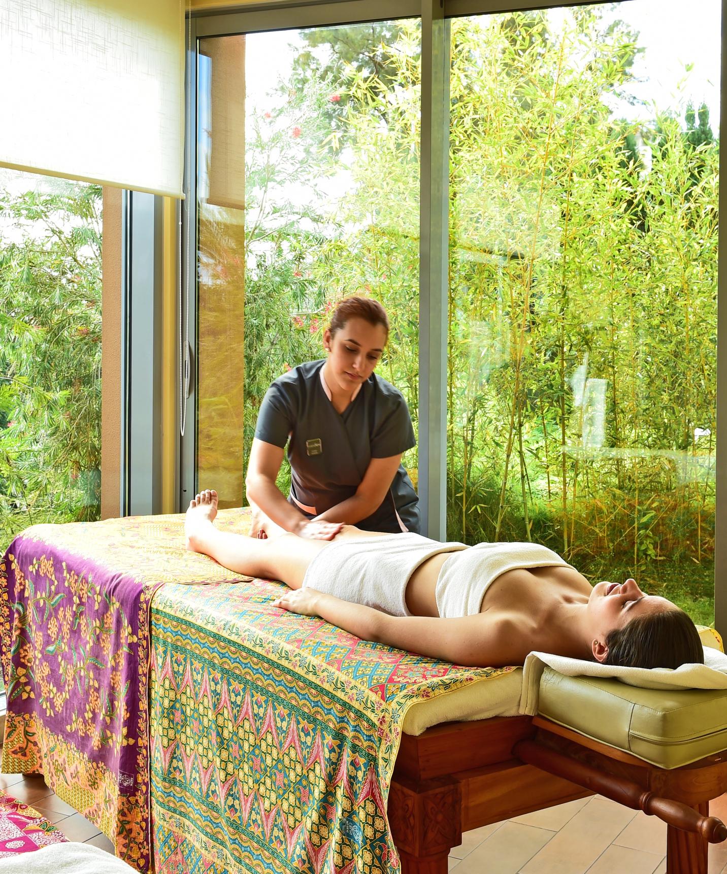 Le Pestana Promenade, hôtel à Madère, près de la plage et du Lido, a une salle de massage avec fenêtres sur le jardin