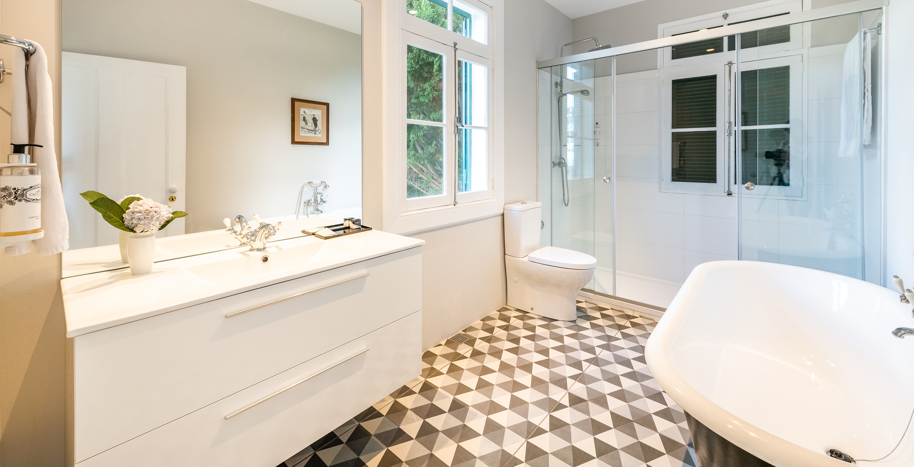 La Maison de Maître - 1 du Pestana Quinta do Arco a salle de bain avec baignoire, lavabo avec grand miroir et fenêtre