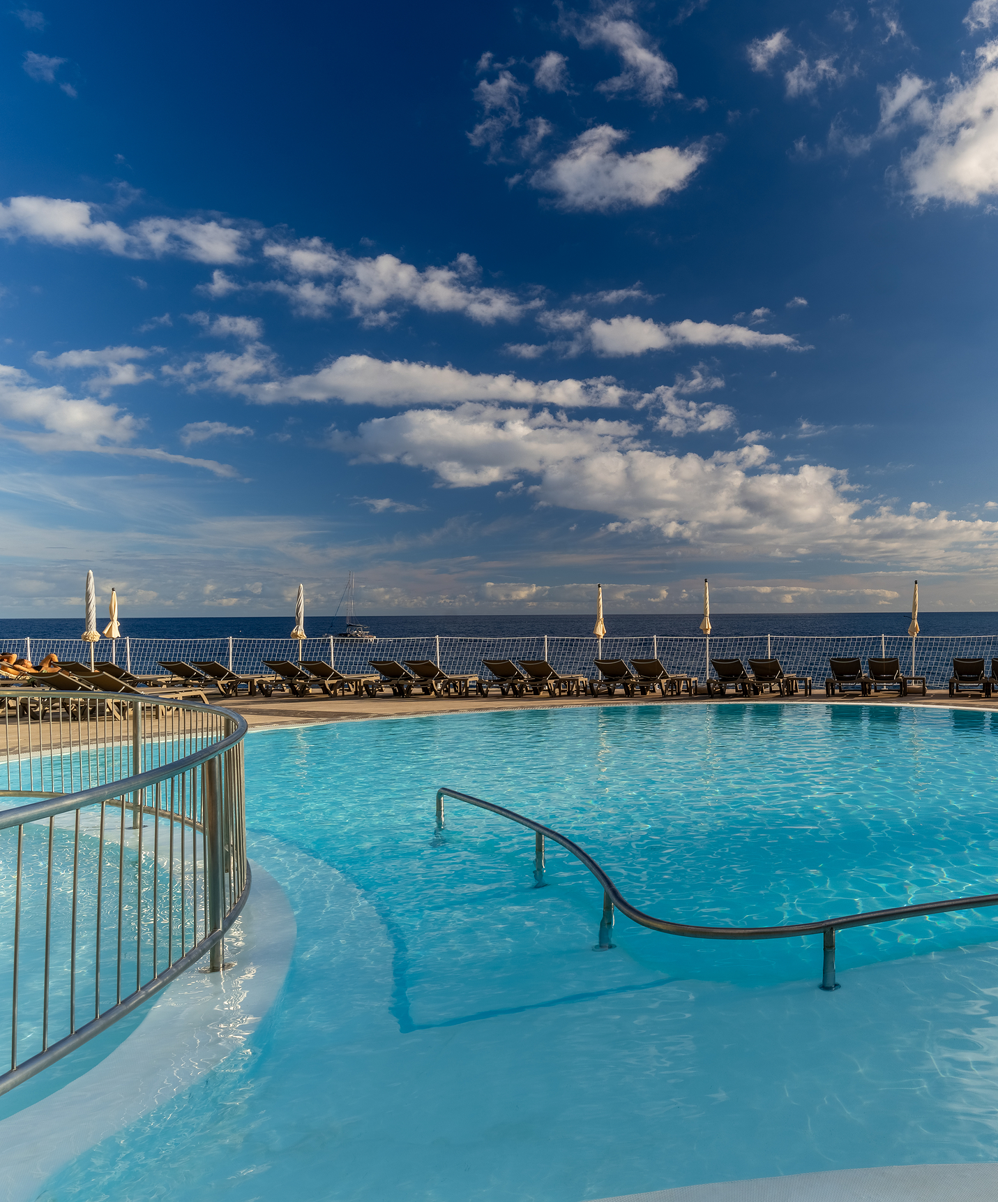 Piscine extérieure avec vue sur la mer du Pestana Vila Lido Madeira, un hôtel 5 étoiles à Funchal au bord de la mer