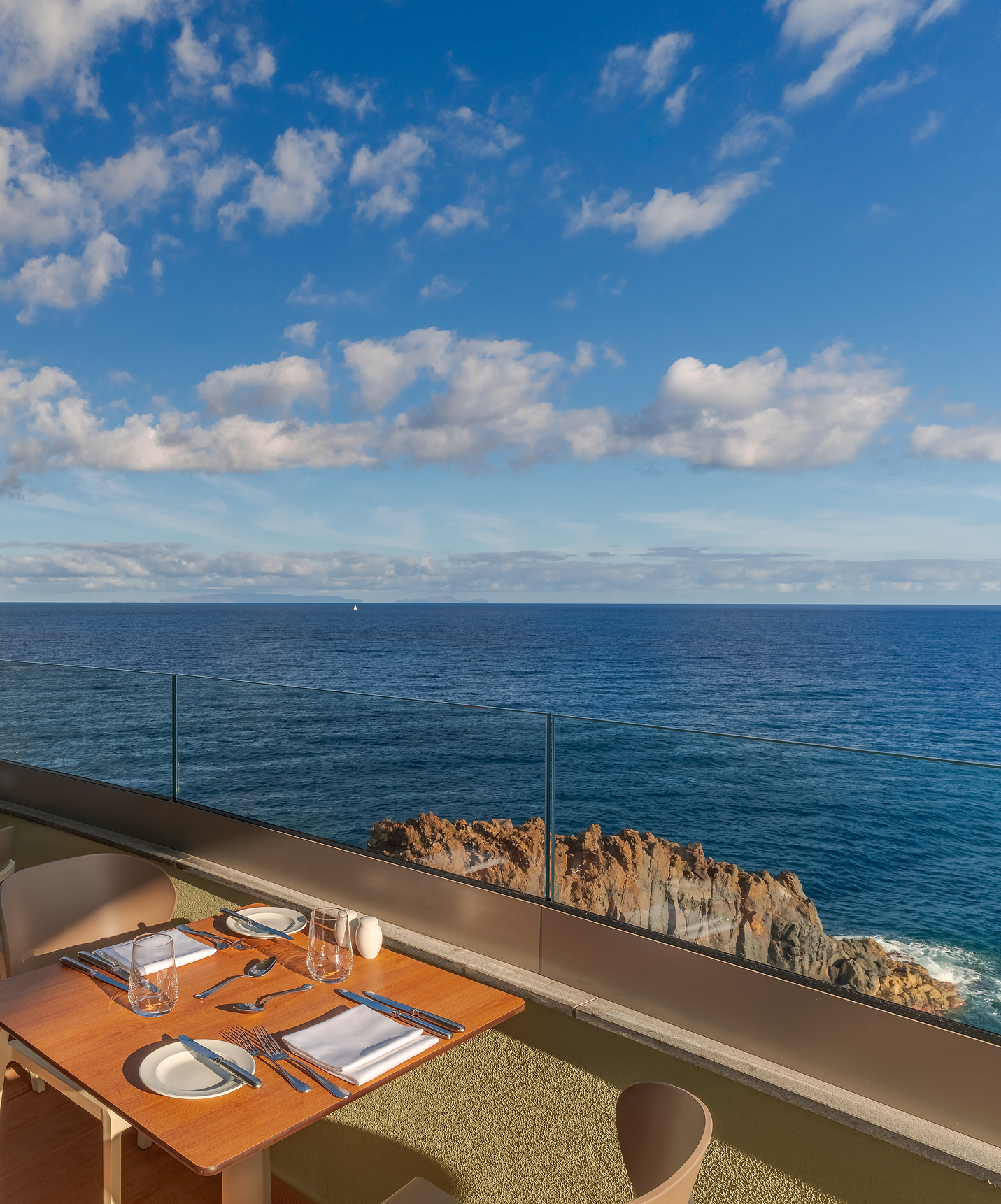 Restaurant avec vue sur la mer du Pestana Vila Lido Madeira, un hôtel 5 étoiles à Funchal au bord de la mer