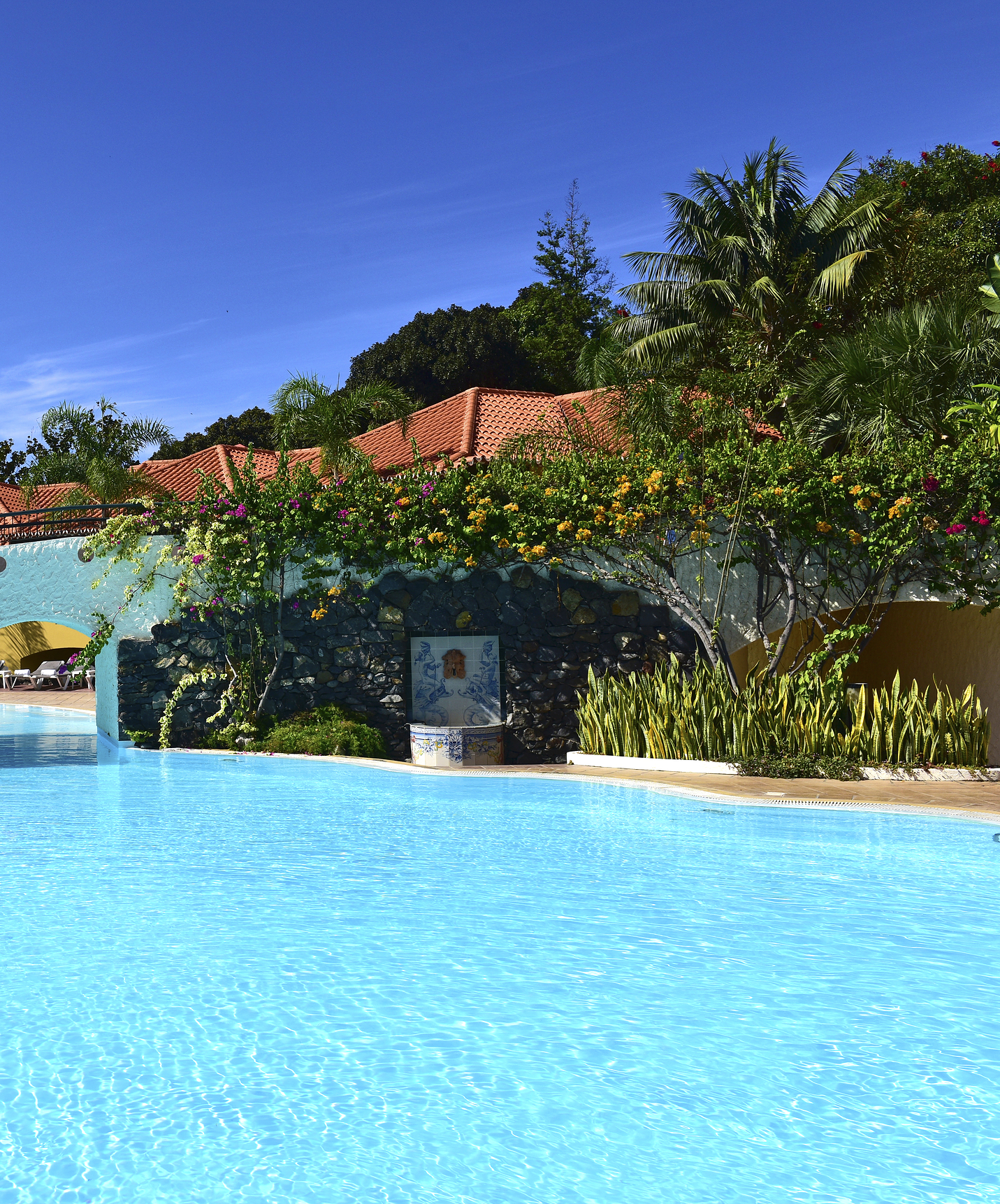 Piscine du Pestana Village, un hôtel romantique à Funchal, à Madère, exclusive aux enfants, avec un pont