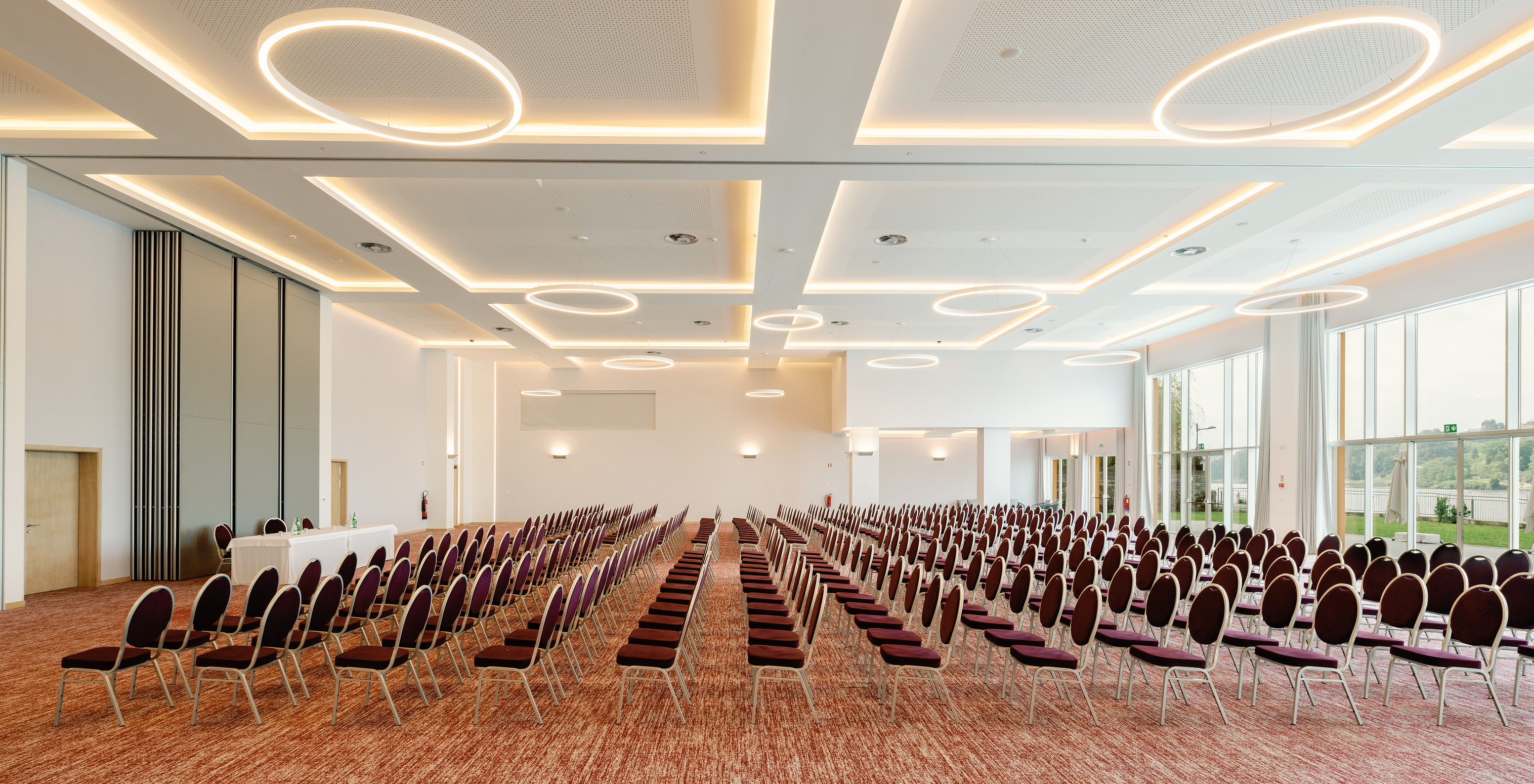 Le Pestana Douro, hôtel avec piscine en face du fleuve Douro, a une salle pour événements spacieuse, avec plusieurs chaises