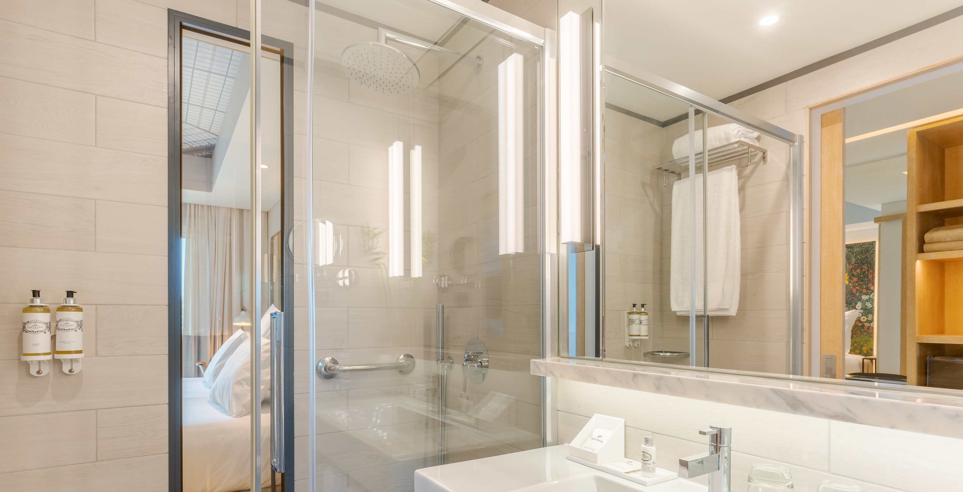 La chambre Grand River View du Pestana Douro Riverside a une salle de bain avec lavabo, miroir et douche