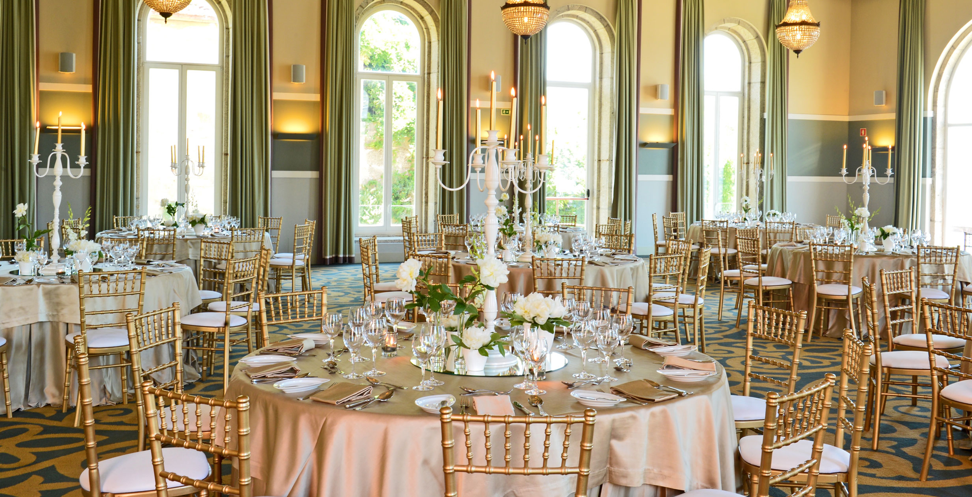 Salle pour événements du Pestana Palácio do Freixo Hôtel au Rio Douro avec Spa et Piscine décorée pour un mariage