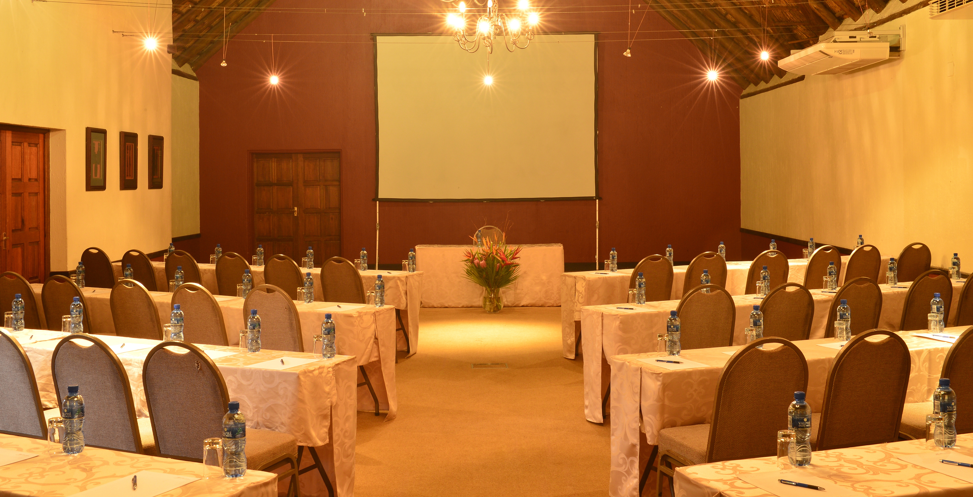 Salle pour réunions événements ou conférences au Pestana Kruger Lodge hôtel avec piscine près du parc Kruger