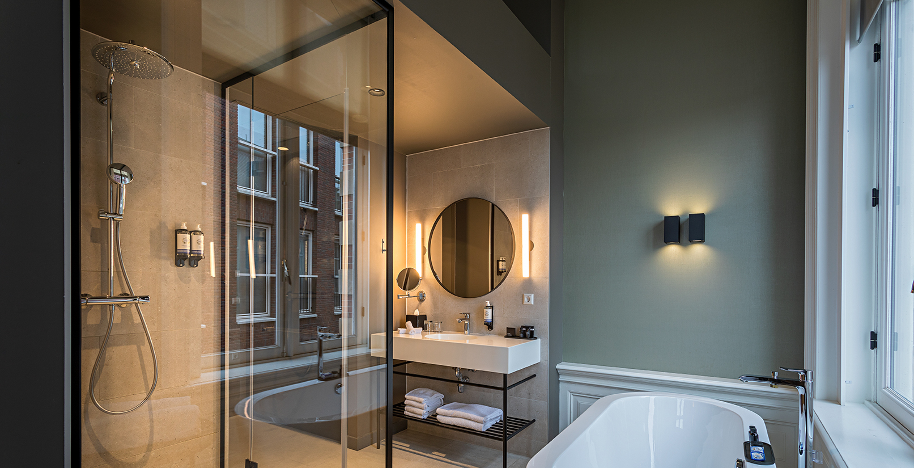 La Junior Suite - Vue Rivière du Pestana Amsterdam Riverside a une salle de bain avec miroir, lavabo et une douche