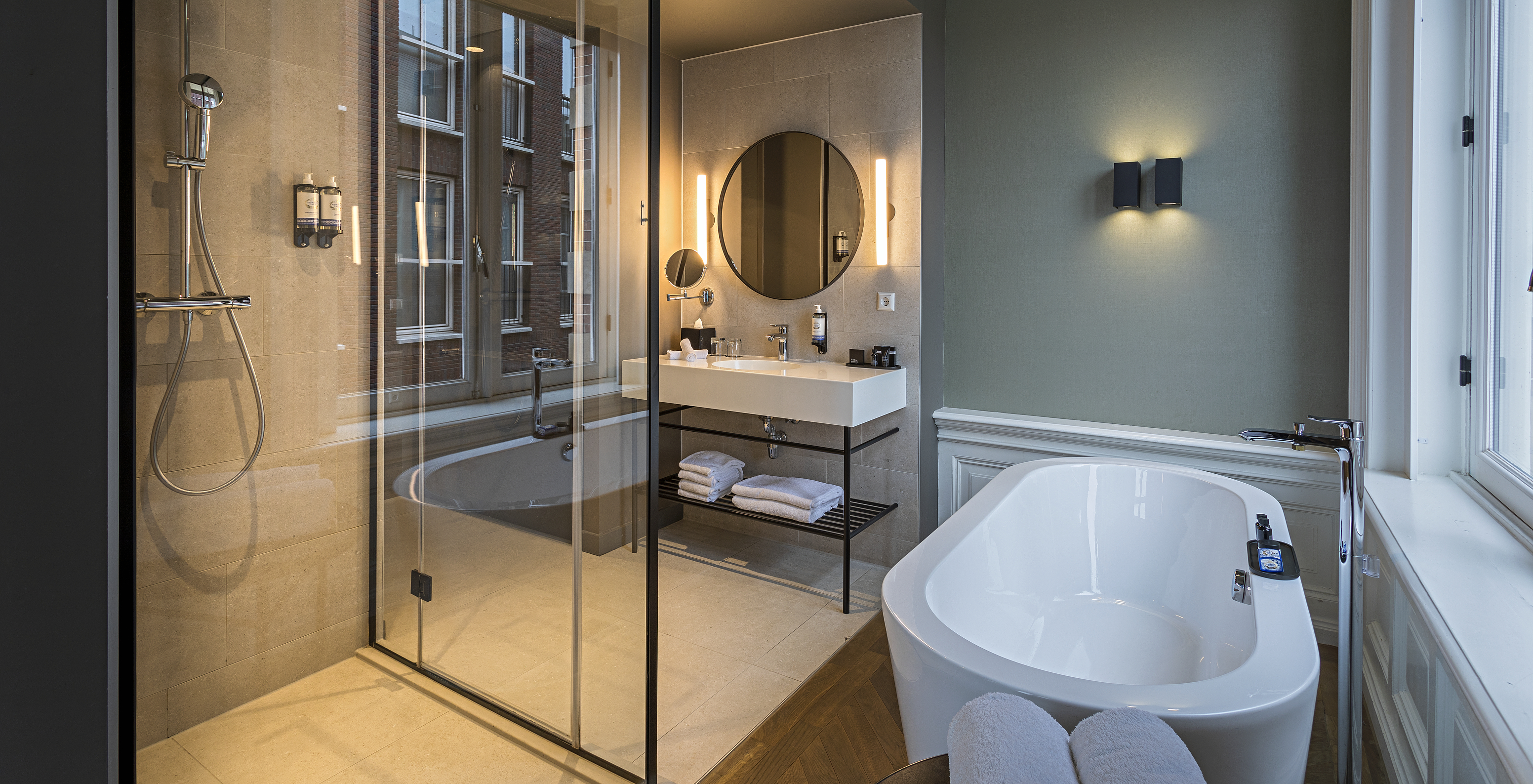 La Presidential Master Suite - Vue Rivière du Pestana Amsterdam Riverside a une salle de bain avec miroir, lavabo, et douche