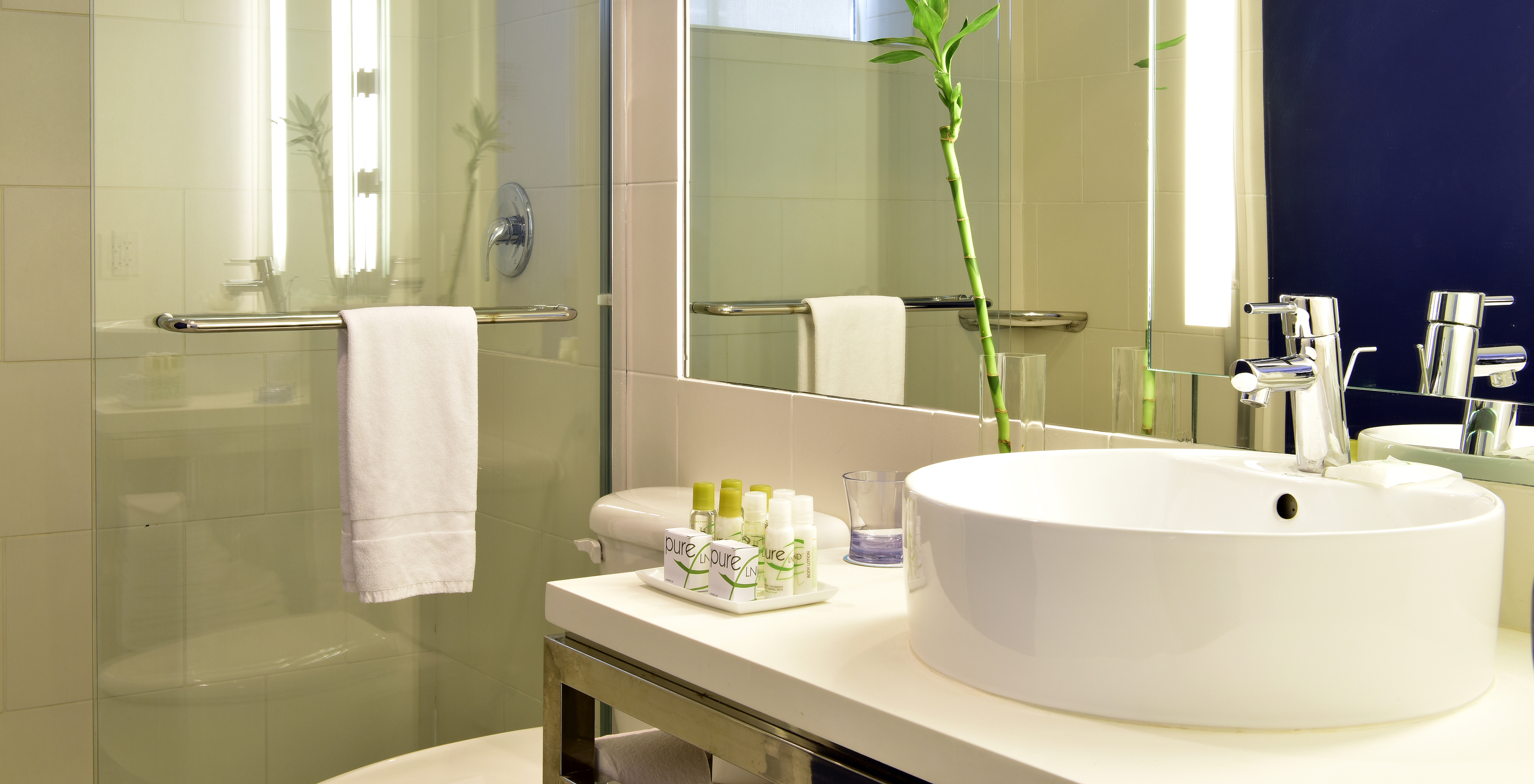 La chambre Art Deco Double du Pestana Miami South Beach a lavabo, miroir, douche et toilettes