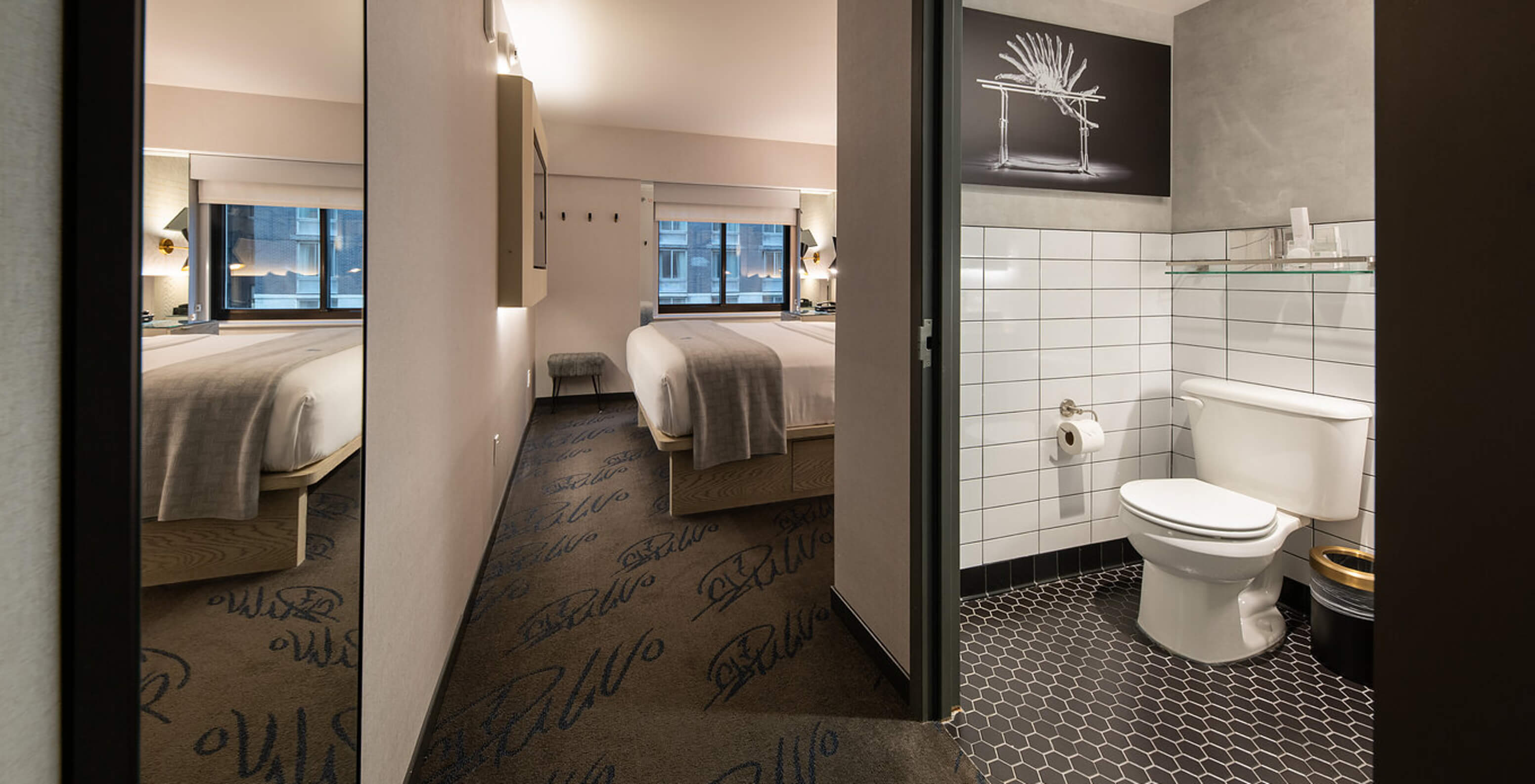 Le Comfort Street View du Pestana CR7 Times Square a une salle de bain, un lit, un miroir et une télévision