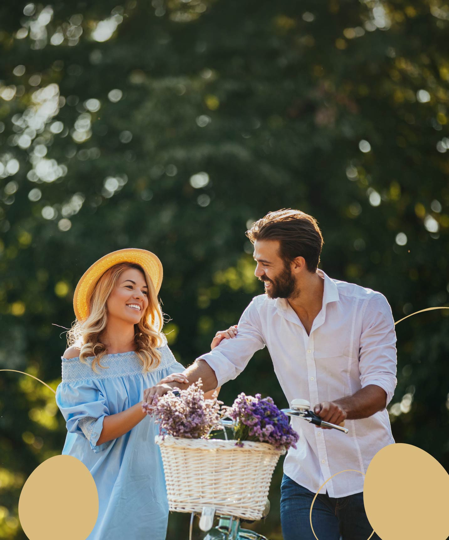 Couple amoureux à vélo en pleine nature, profitant des vacances de Pâques avec Pestana Collection