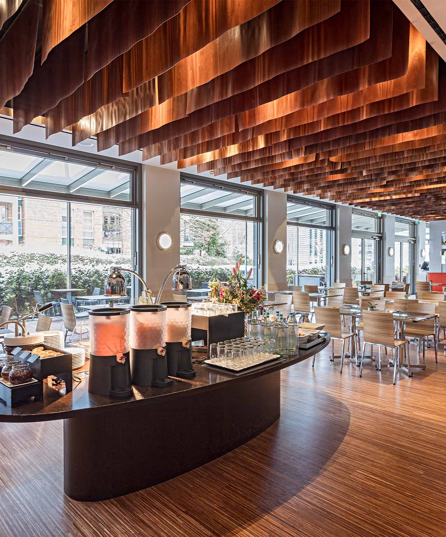 Pestana Berlin, centraal hotel in Berlijn naast Tiergarten, heeft een ruim restaurant met tafels en stoelen, en gerechten