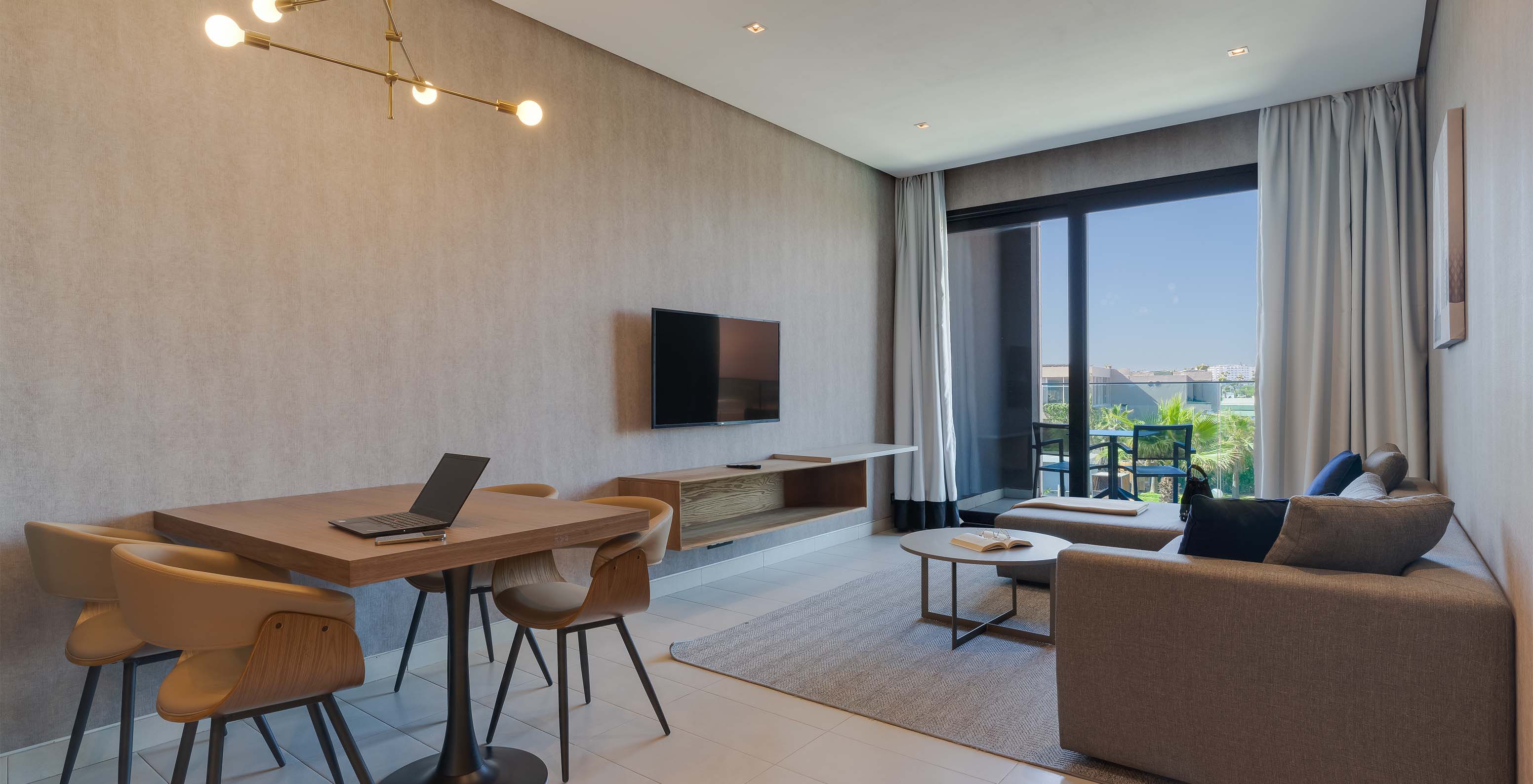 De Premium Suite van Pestana Casablanca heeft een woonsuite met bank en tv en een balkon om van het uitzicht te genieten