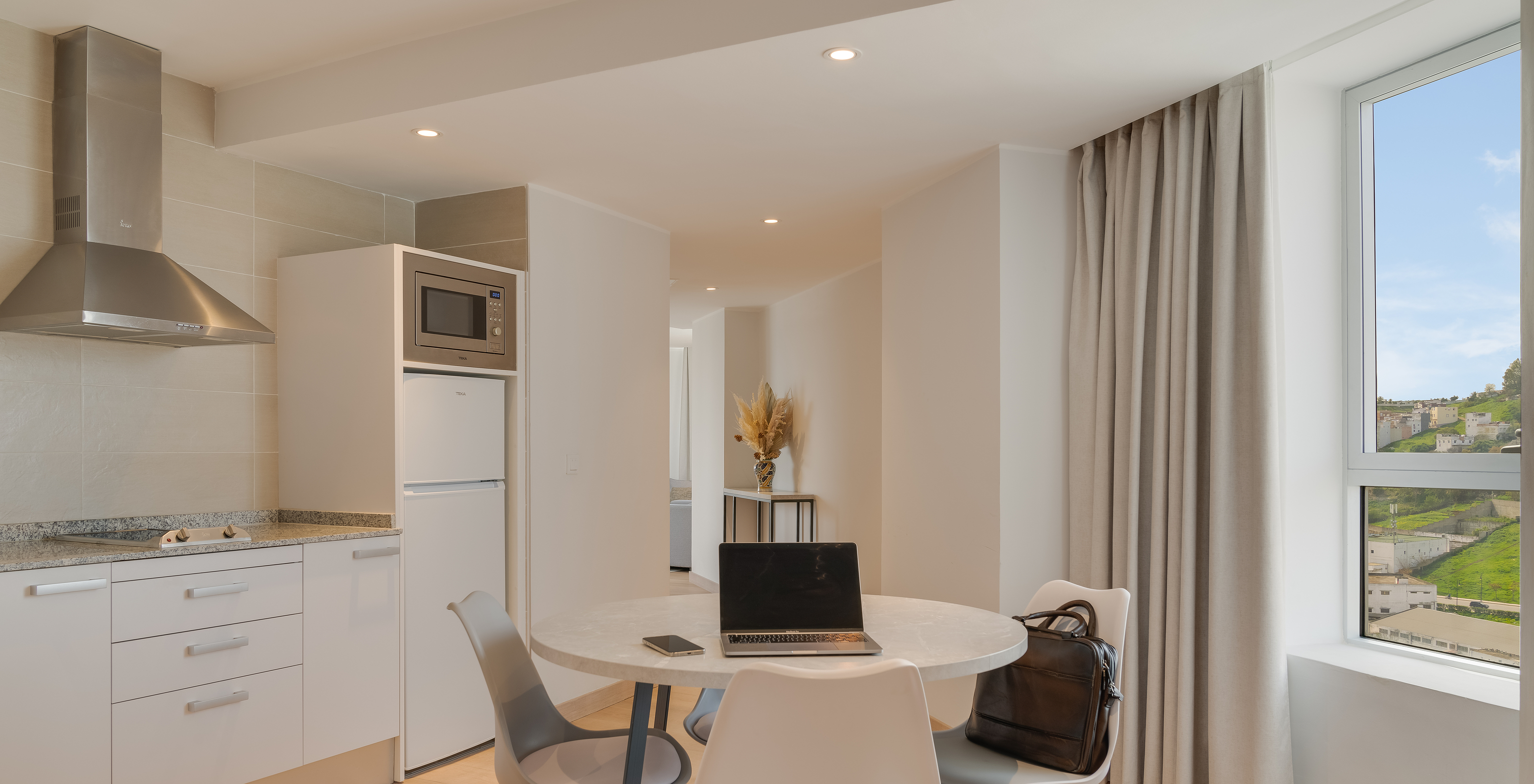 De Premium Suite van Pestana Tanger City Center heeft een kitchenette met fornuis, koelkast, magnetron en tafel