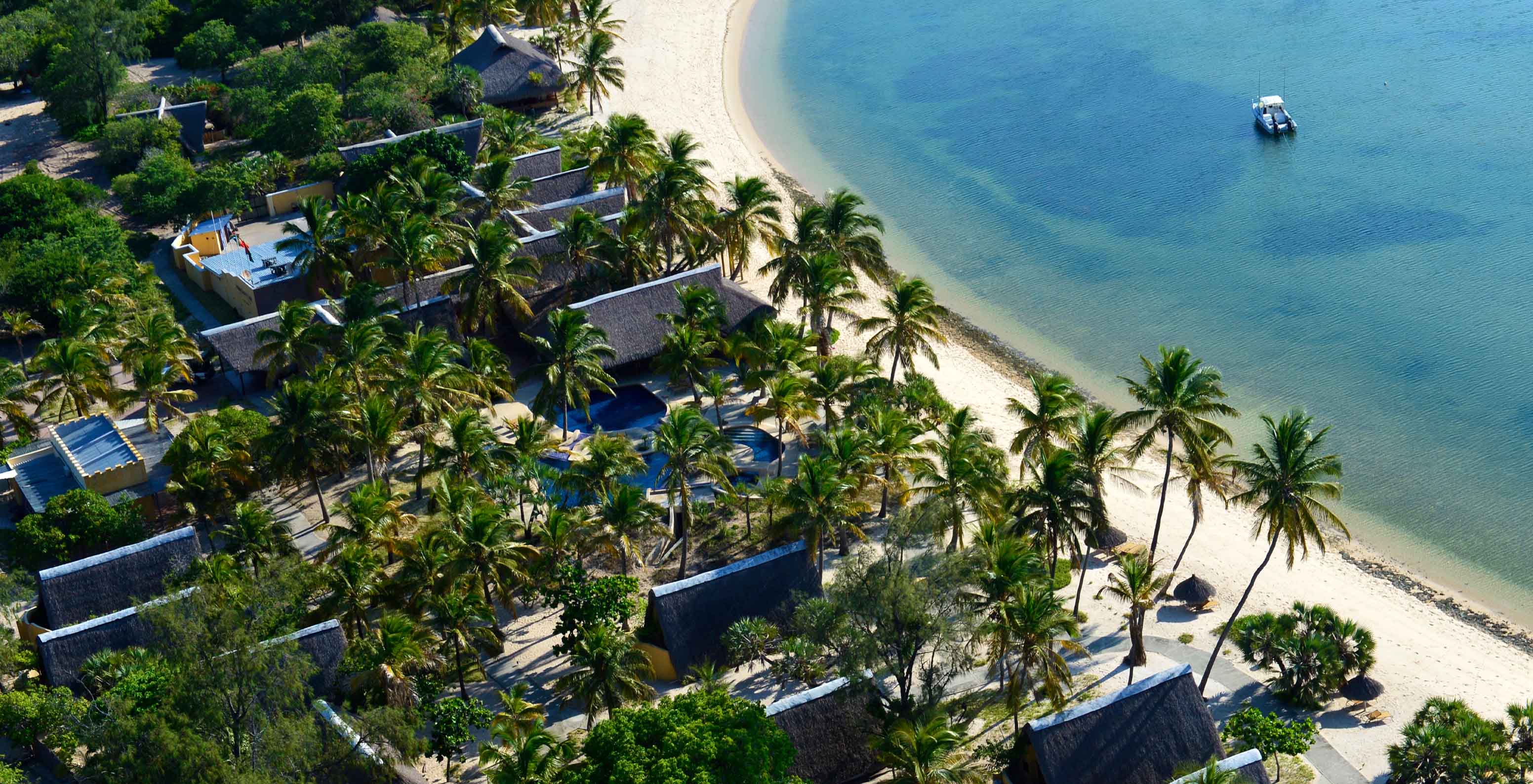 Luchtfoto van de faciliteiten en bungalows van hotel Pestana Bazaruto Lodge, omringd door strand en natuur