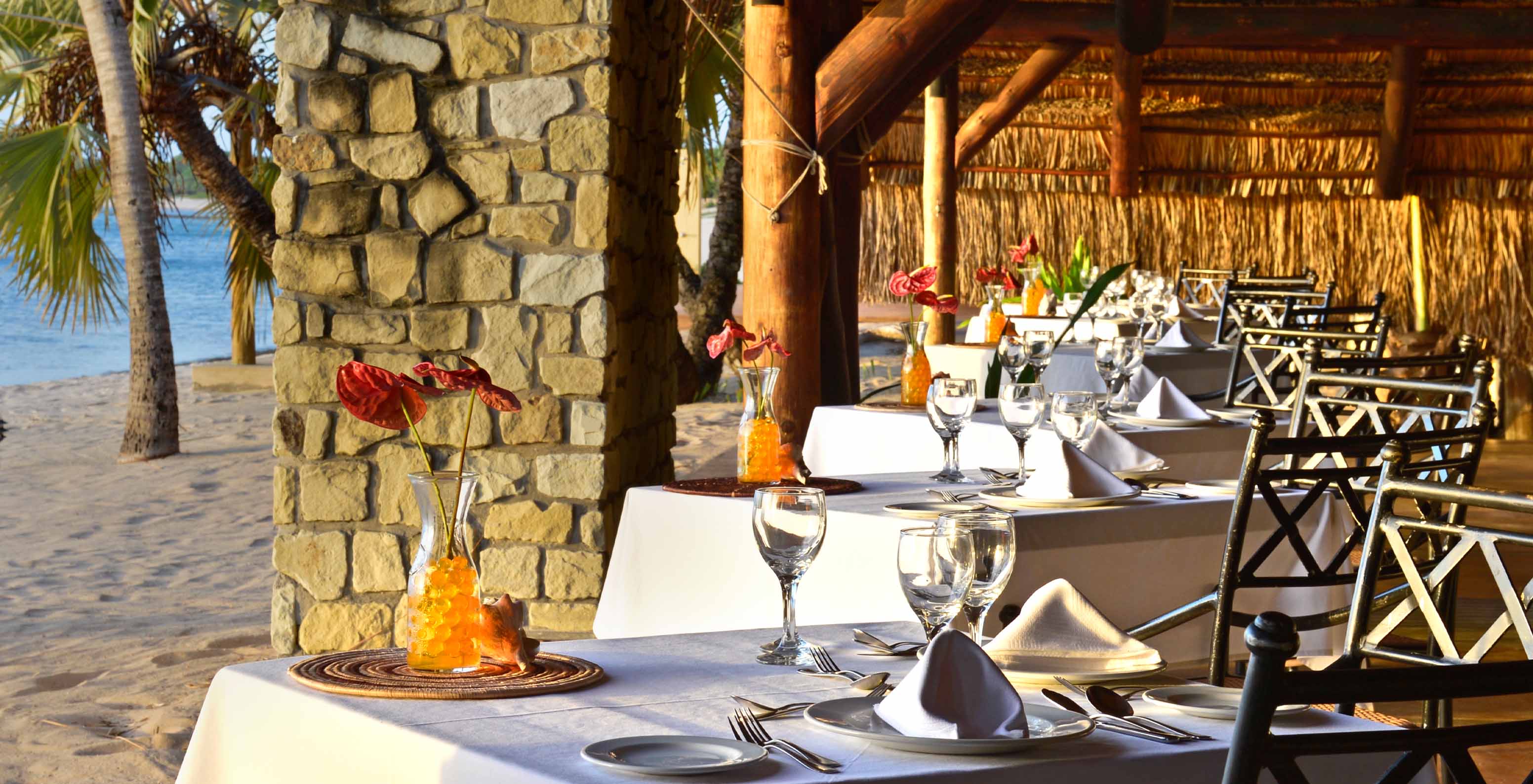 Sunset Bar op het strand van het Pestana Bazaruto Lodge in een overdekte maar open structuur aan de zijkanten