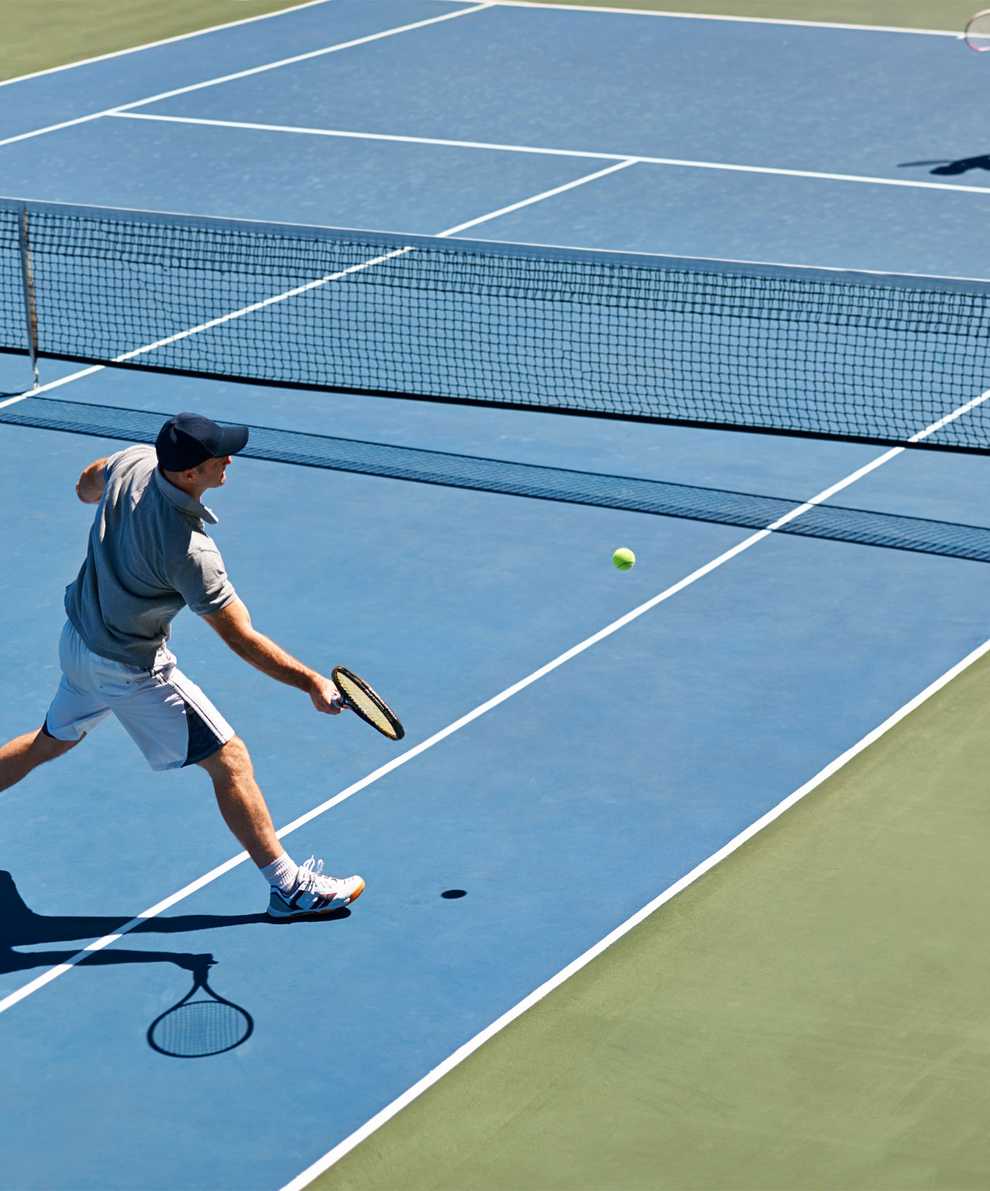 Koppel speelt tennis op de tennisbaan van Pestana Carvoeiro, hotel in Carvoeiro nabij golfbanen