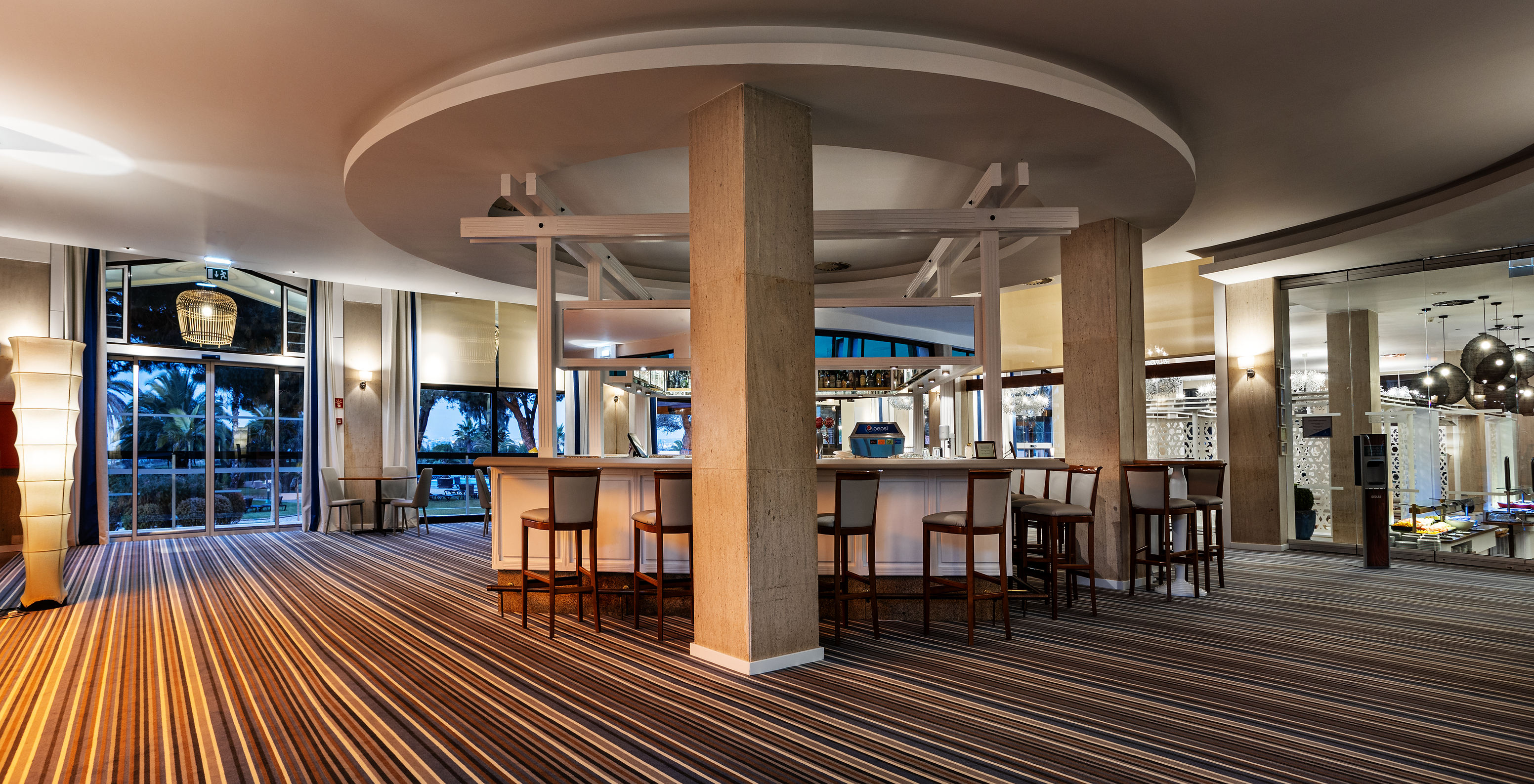 De Bar do Príncipe, van het 4-sterrenhotel in de Algarve, heeft een ruime plek met stoelen en een bar voor drankjes