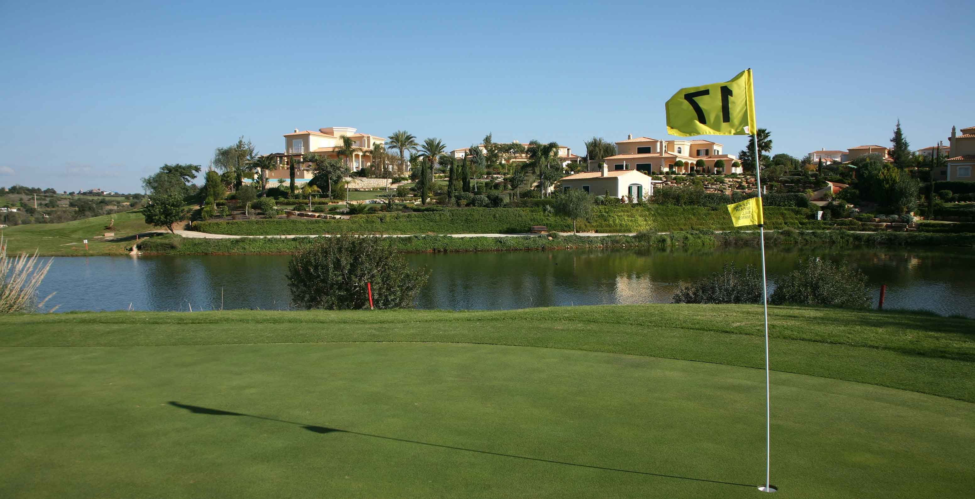 Golfbaan van Vale da Pinta, van een hotel met zwembad, op een dag met een heldere blauwe lucht en zon, met olijfbomen