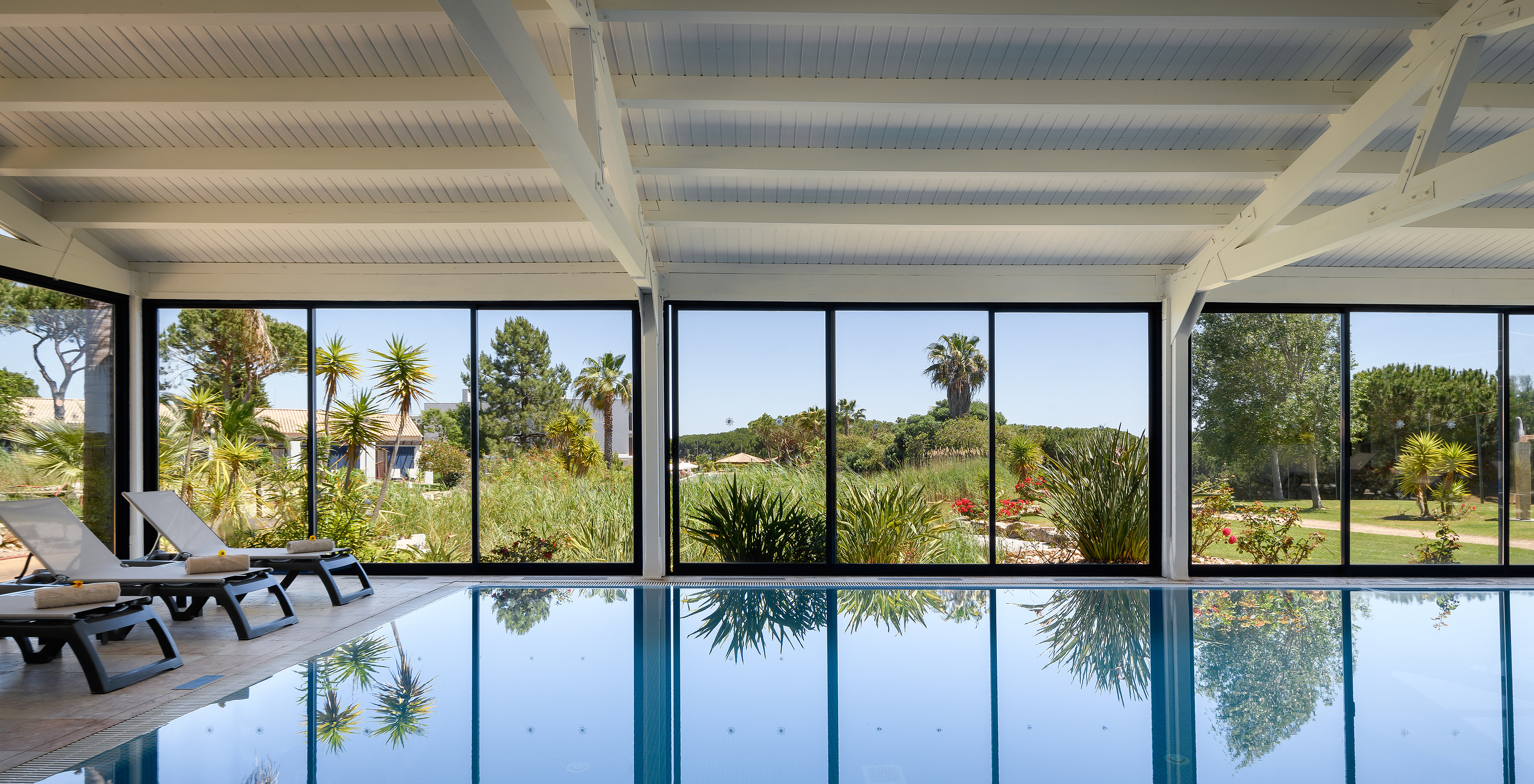 Binnenzwembad met ramen met uitzicht op de tuin bij Pestana Vila Sol - Vilamoura, Hotel met Golf en Spa in de Algarve