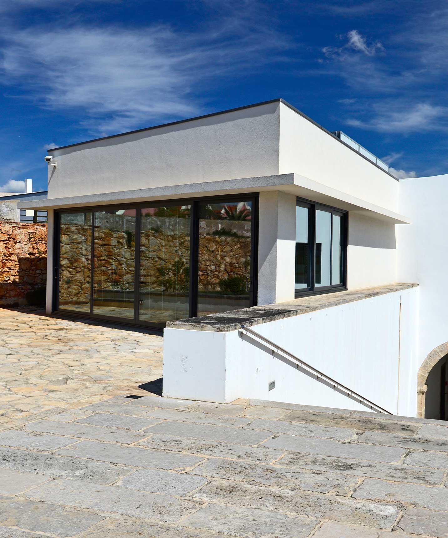 Gebouw van de fitnessruimte van hotel in Cascais, met spa, zwembad en uitzicht op de marina van Cascais