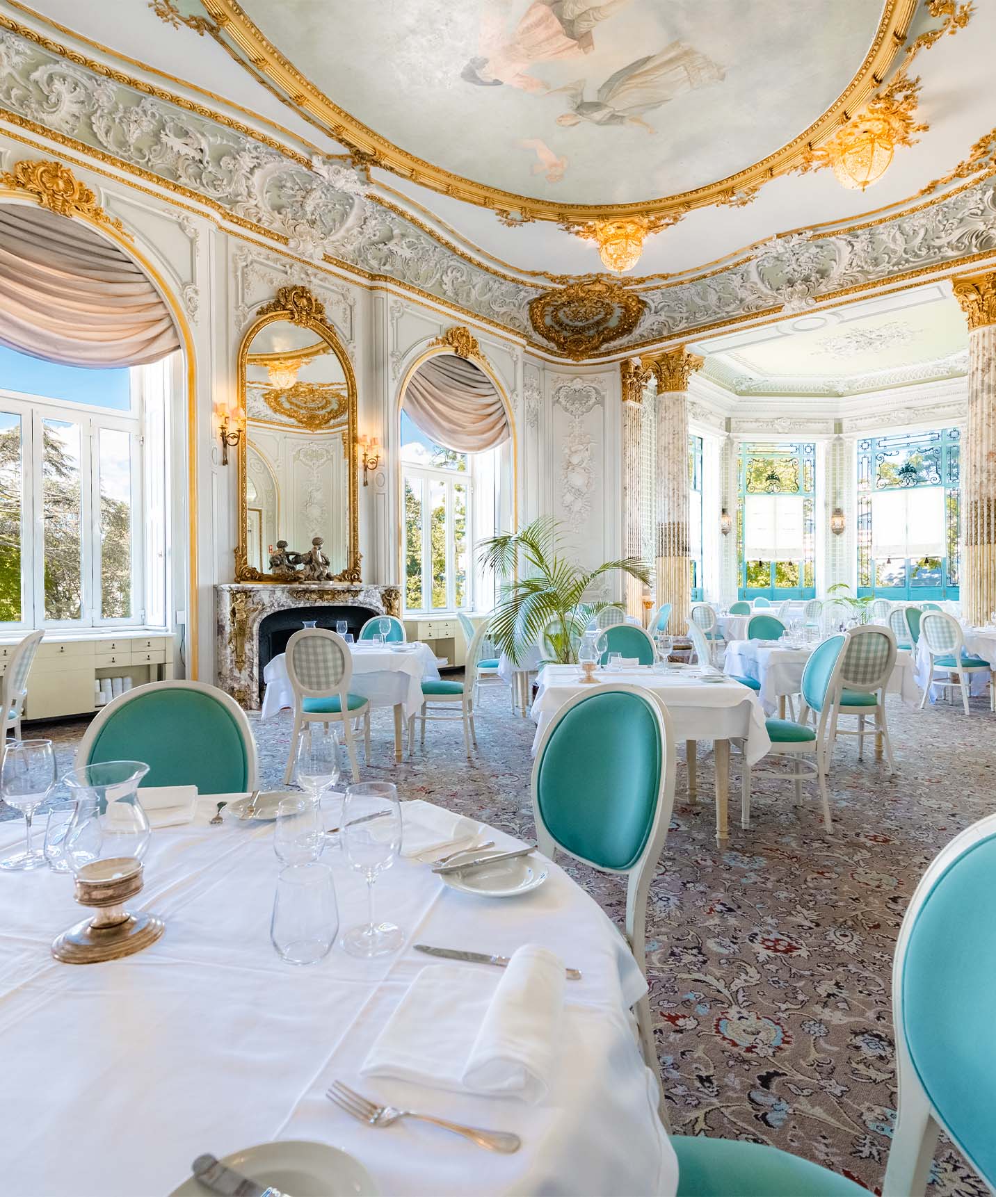 Restaurante met witte tafelkleden en zilveren bestek in Palace Lisboa, hotel in een paleis in Lissabon met zwembaden en spa