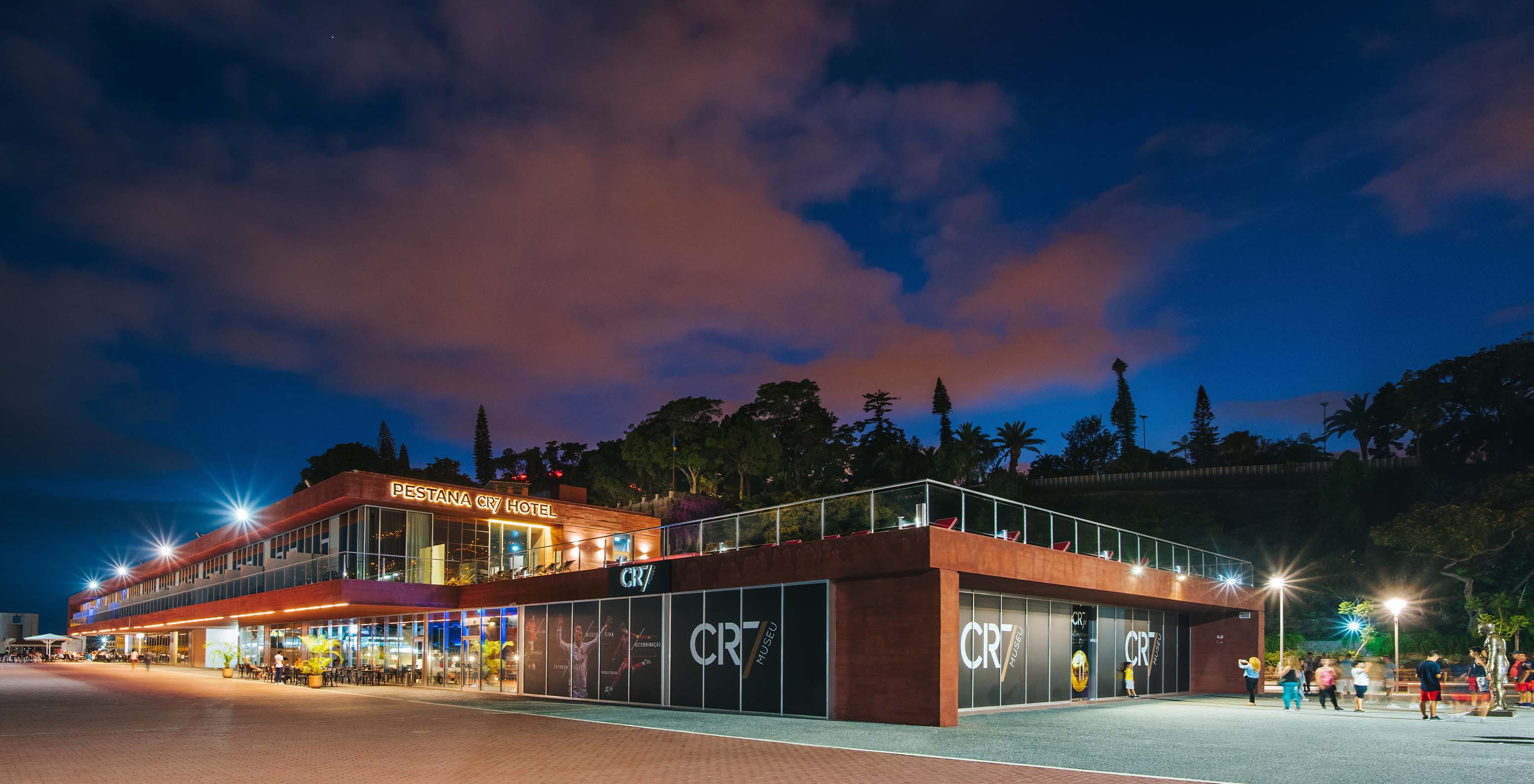 Buitenaanzicht van Cristiano Ronaldo Museum in het centrum van Funchal, 's nachts met lichten bij het restaurant