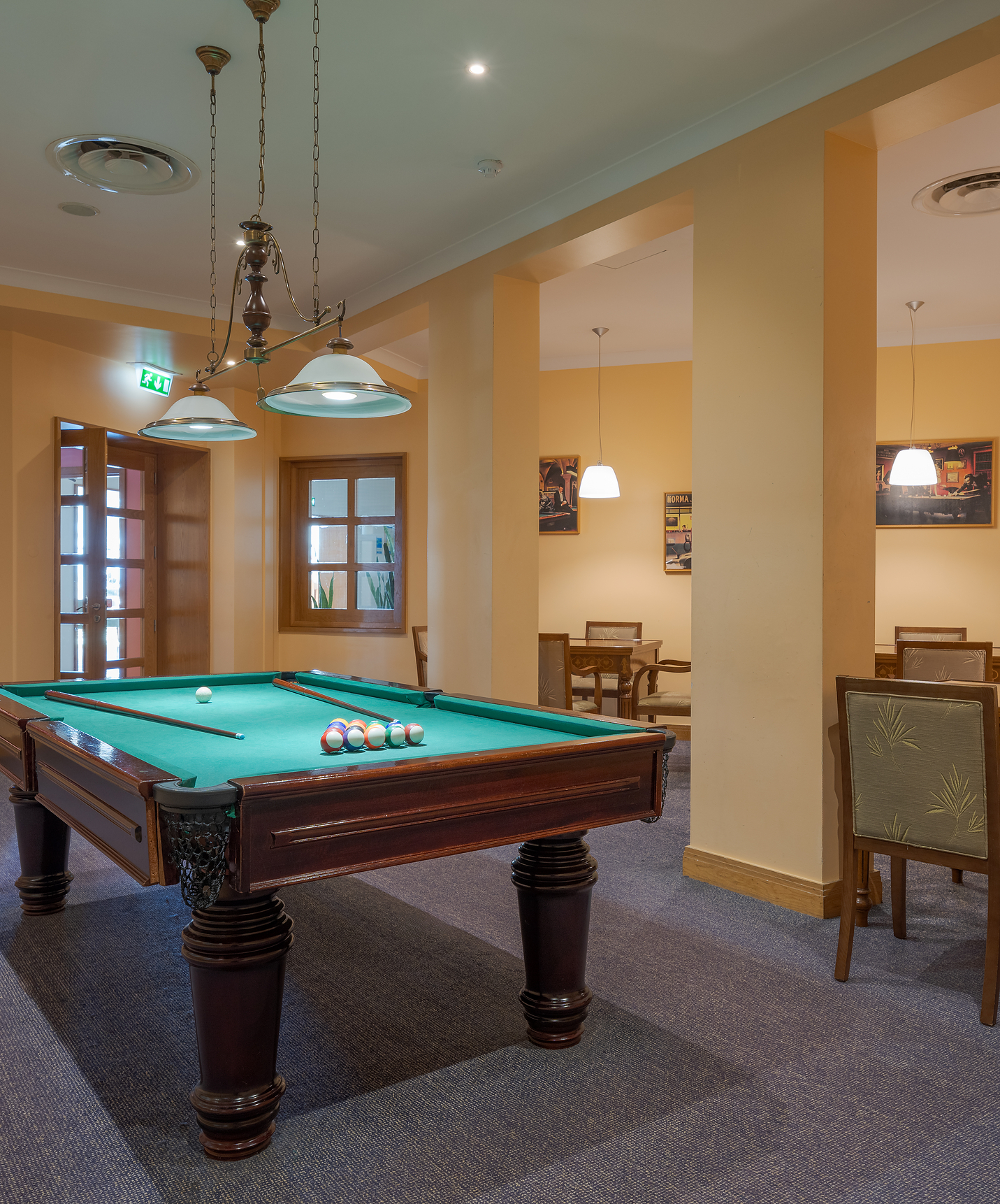 Pestana Grand hotel met spa en zwembad aan zee heeft een speelkamer met een biljarttafel en tafels met stoelen