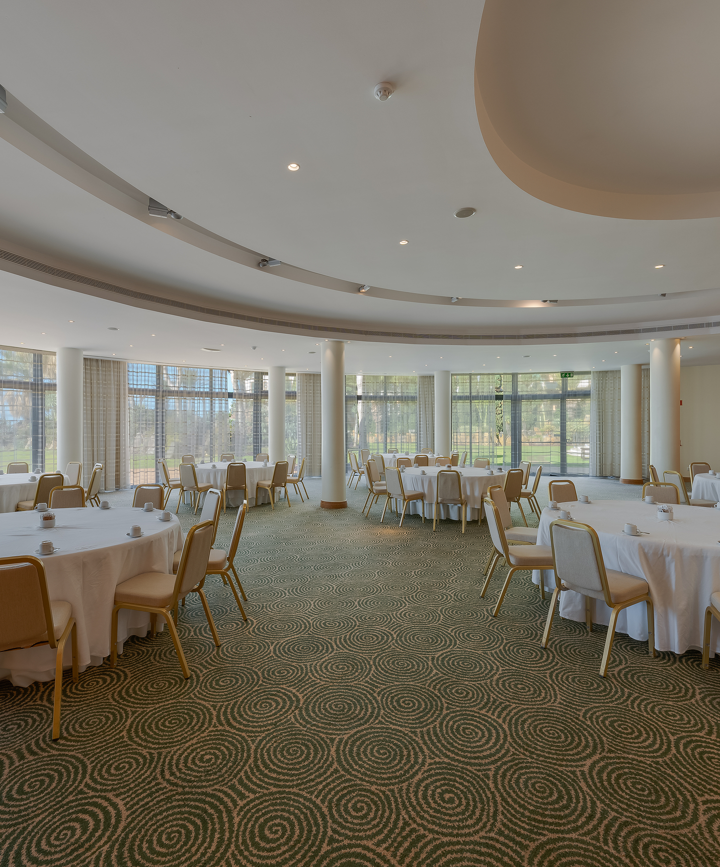 Pestana Grand hotel met spa en zwembad aan zee heeft een grote vergaderzaal met tafels en stoelen