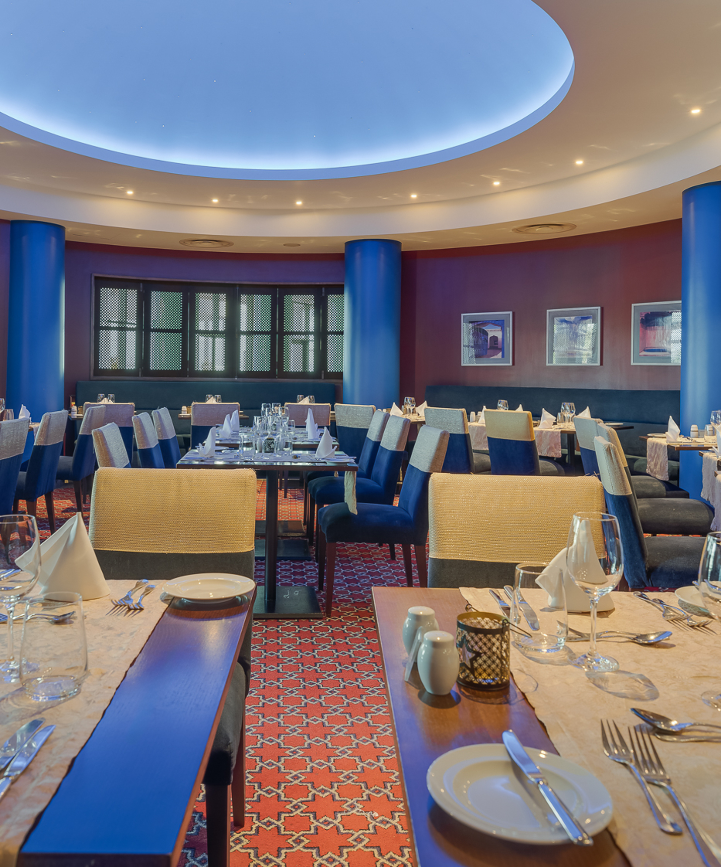 Pestana Grand hotel met spa en zwembad aan zee heeft een ruim restaurant met tafels en stoelen