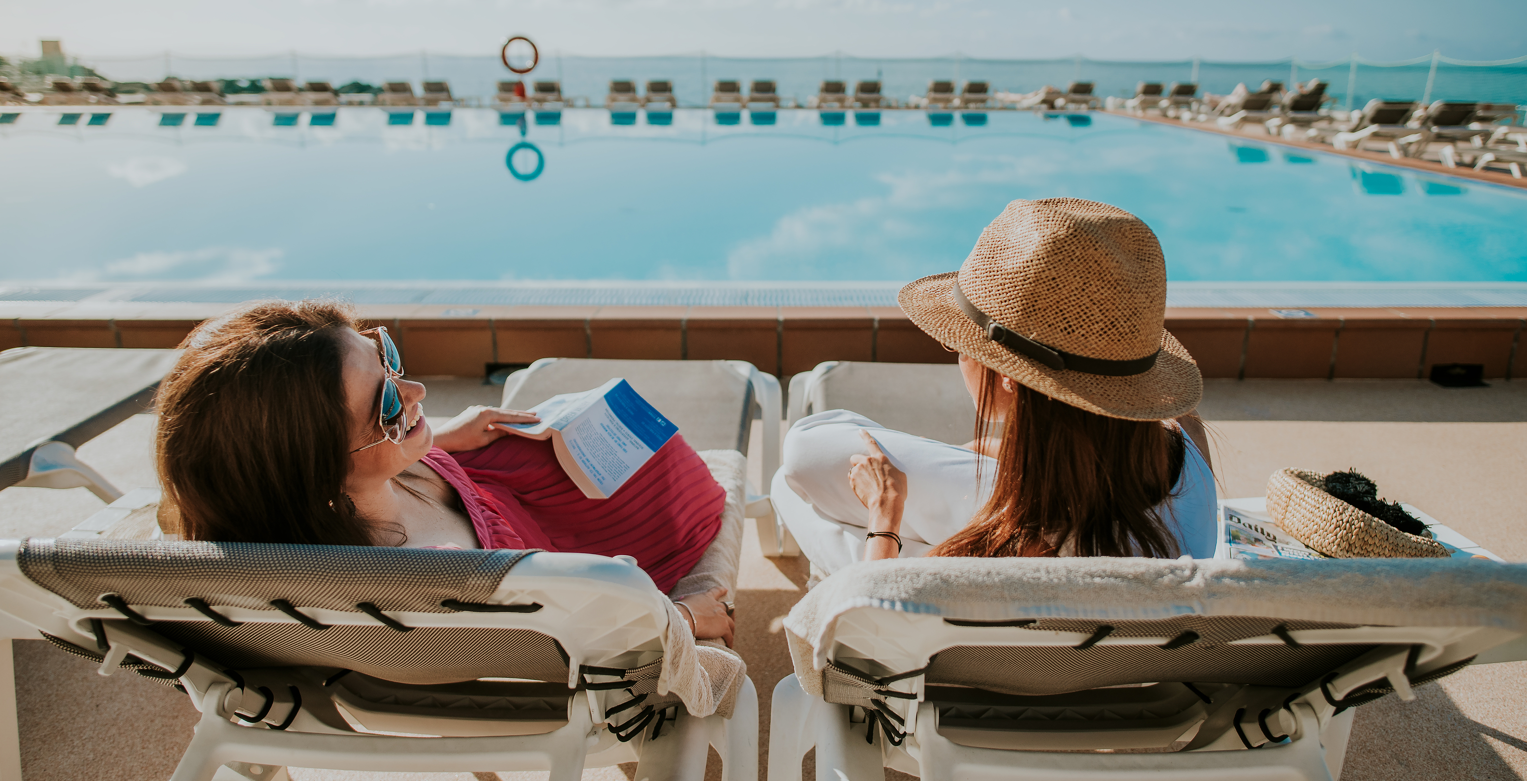 Het Premium Resort met Spa en Zwembad aan zee heeft ligstoelen om te ontspannen aan het buitenzwembad