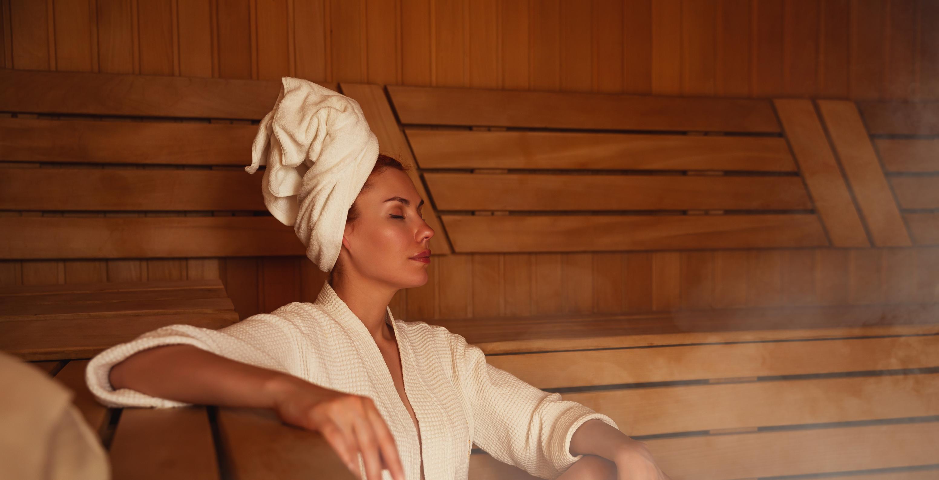 Vrouw die ontspant in de sauna van Pestana Ocean Bay All Inclusive, een alles-inclusief hotel aan zee met zwembad