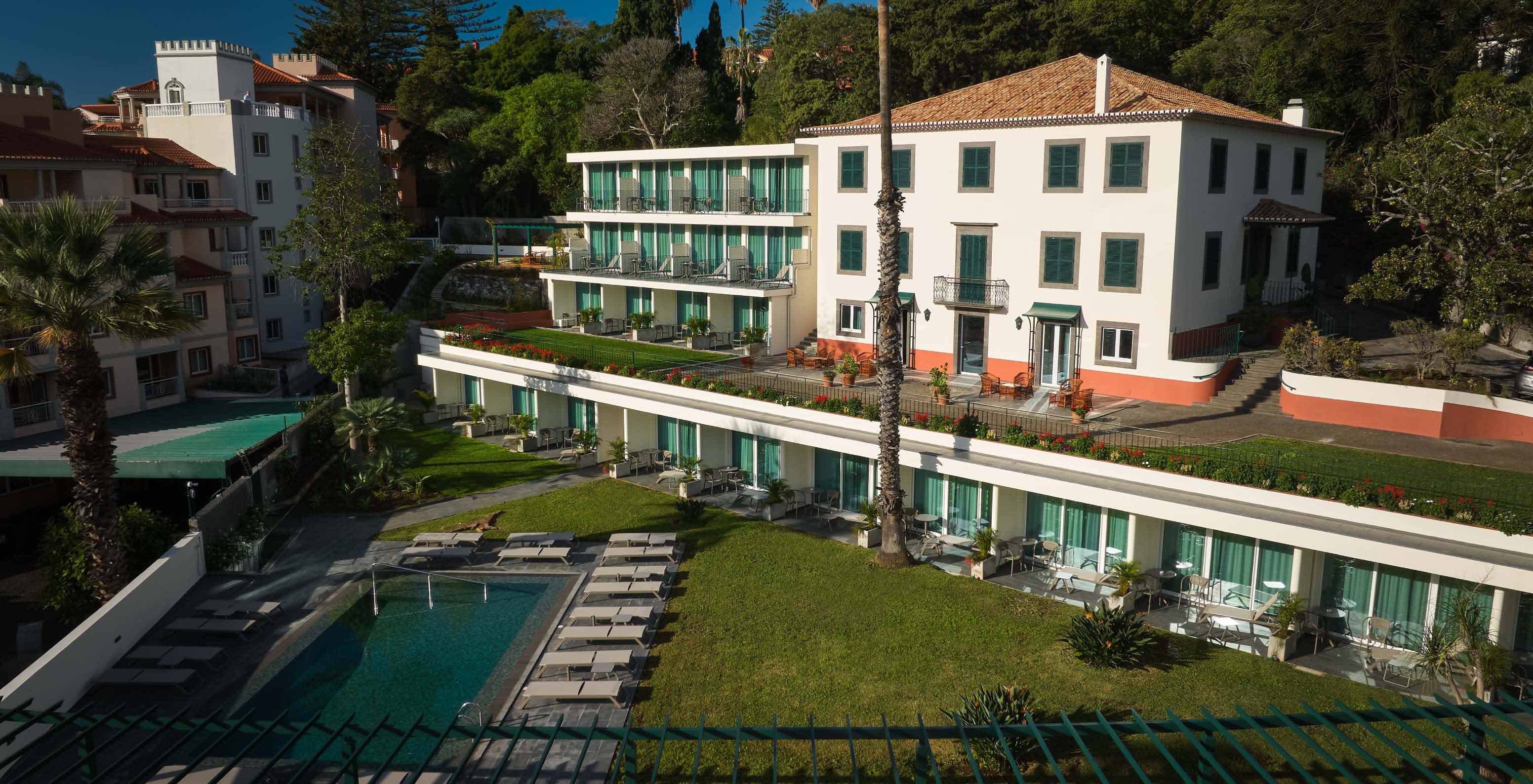 Vista do exterior do Pestana Quinta Perestrello, um Hotel de Charme na Madeira, com a piscina à frente