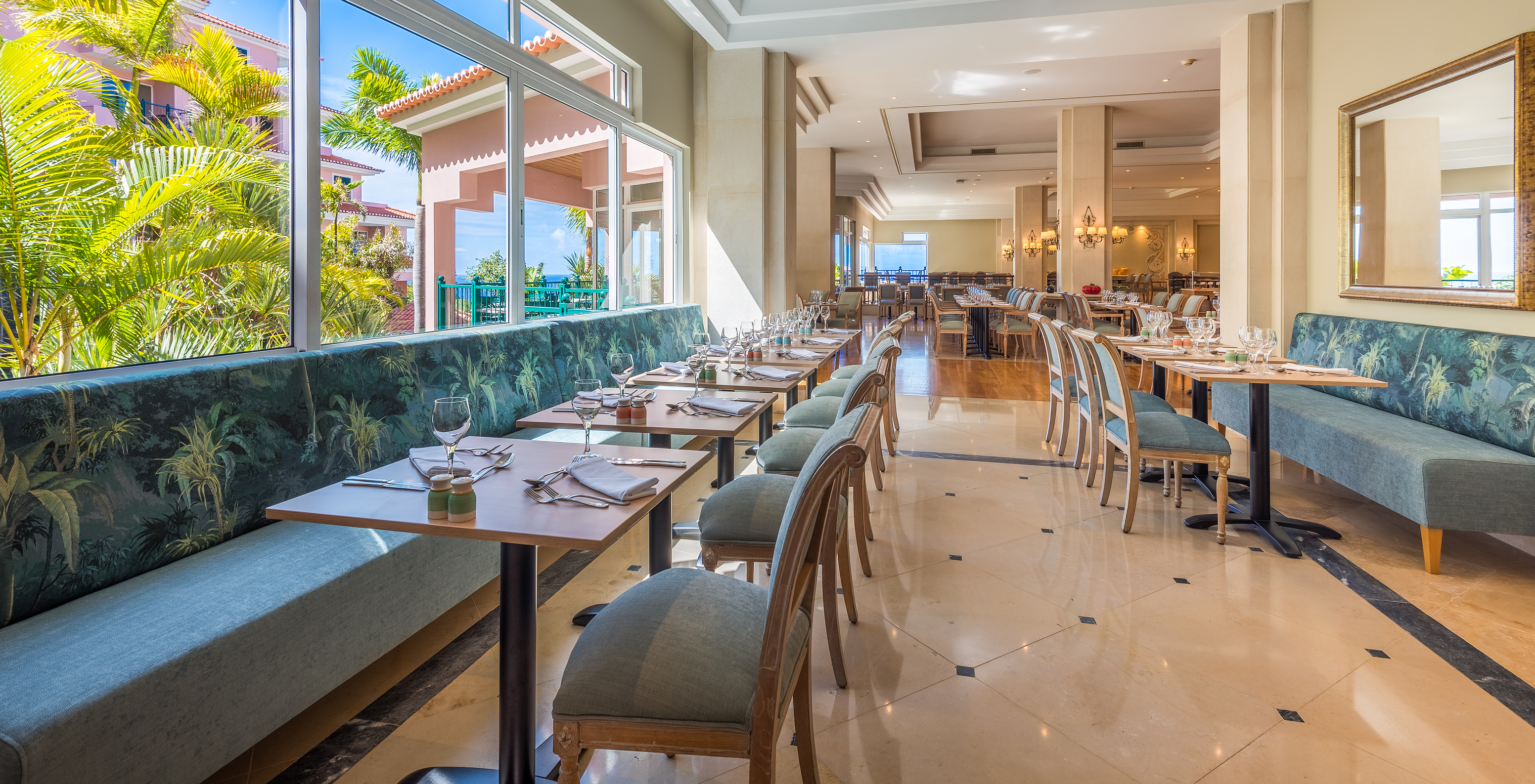 Het restaurant São Lourenço Garden Terrace, van het 5-sterrenhotel met all-inclusive in Funchal, heeft uitzicht