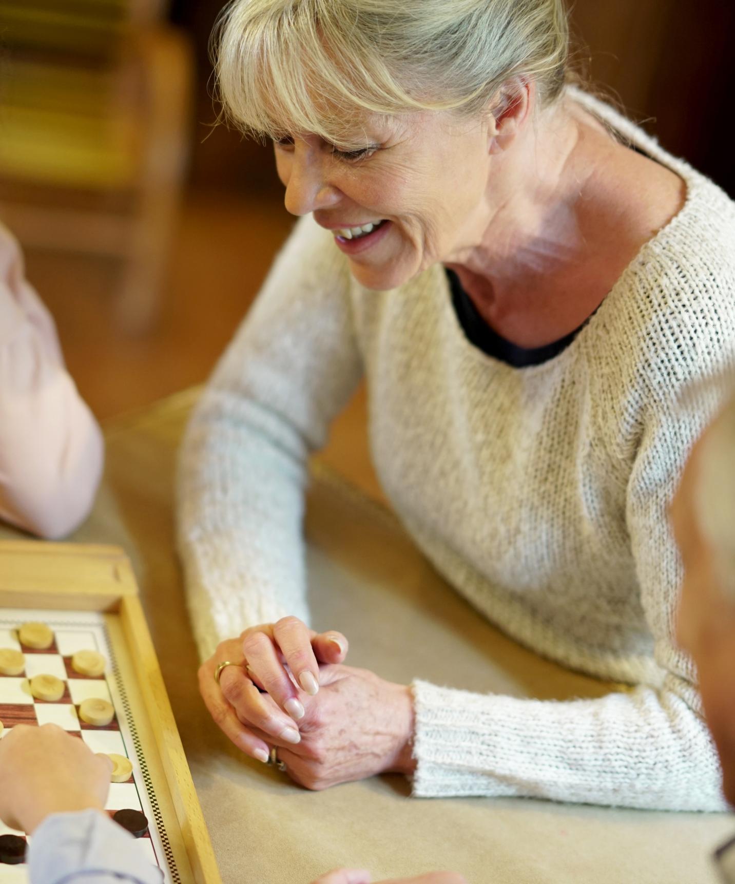 Familie speelt schaak in speelzaal van Pestana Village, een Romantisch Hotel in Madeira