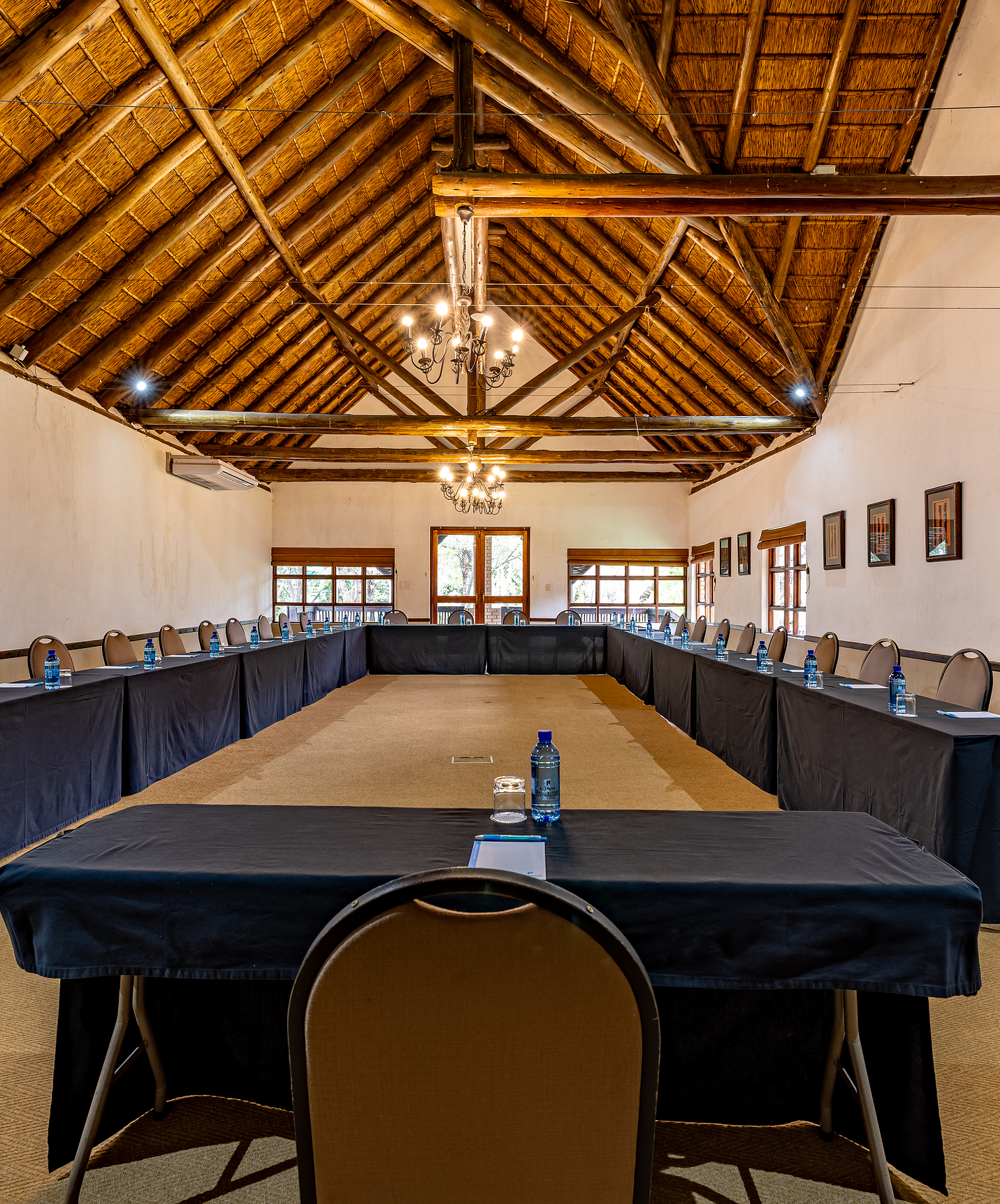 Grote ruimte voor vergaderingen evenementen en conferenties in Pestana Kruger Lodge hotel met zwembad bij Krugerpark