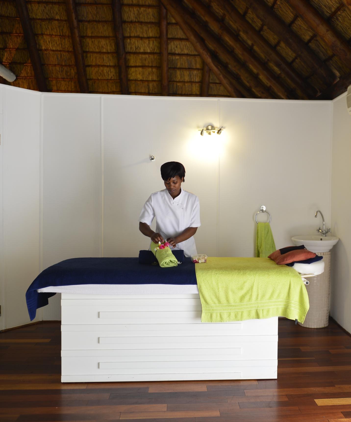 Ontspannende massage en behandelingen in Pestana Kruger Lodge hotel met zwembad bij Krugerpark