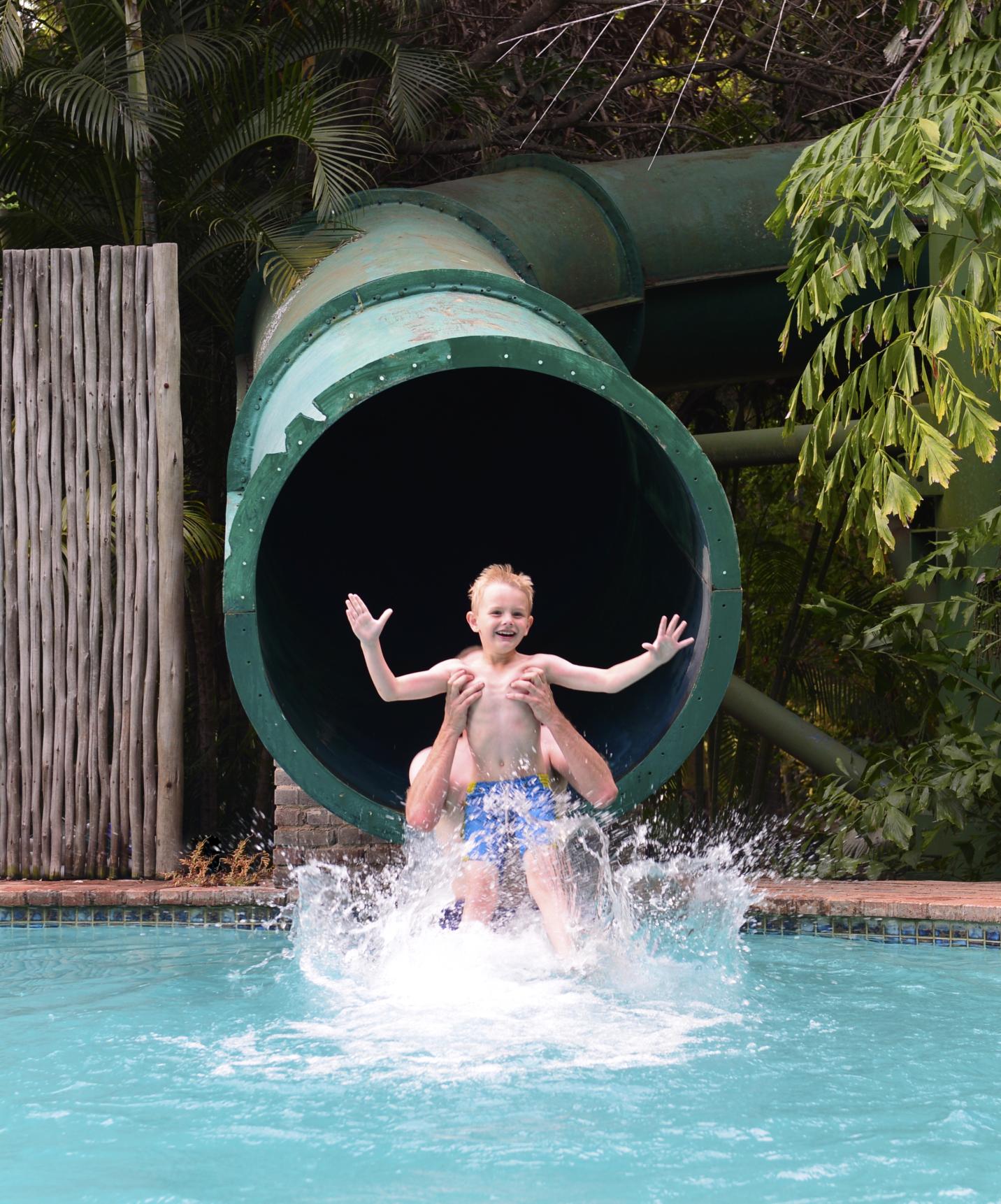 Buitenbad met glijbaan voor kinderen in Pestana Kruger Lodge hotel met zwembad bij Krugerpark