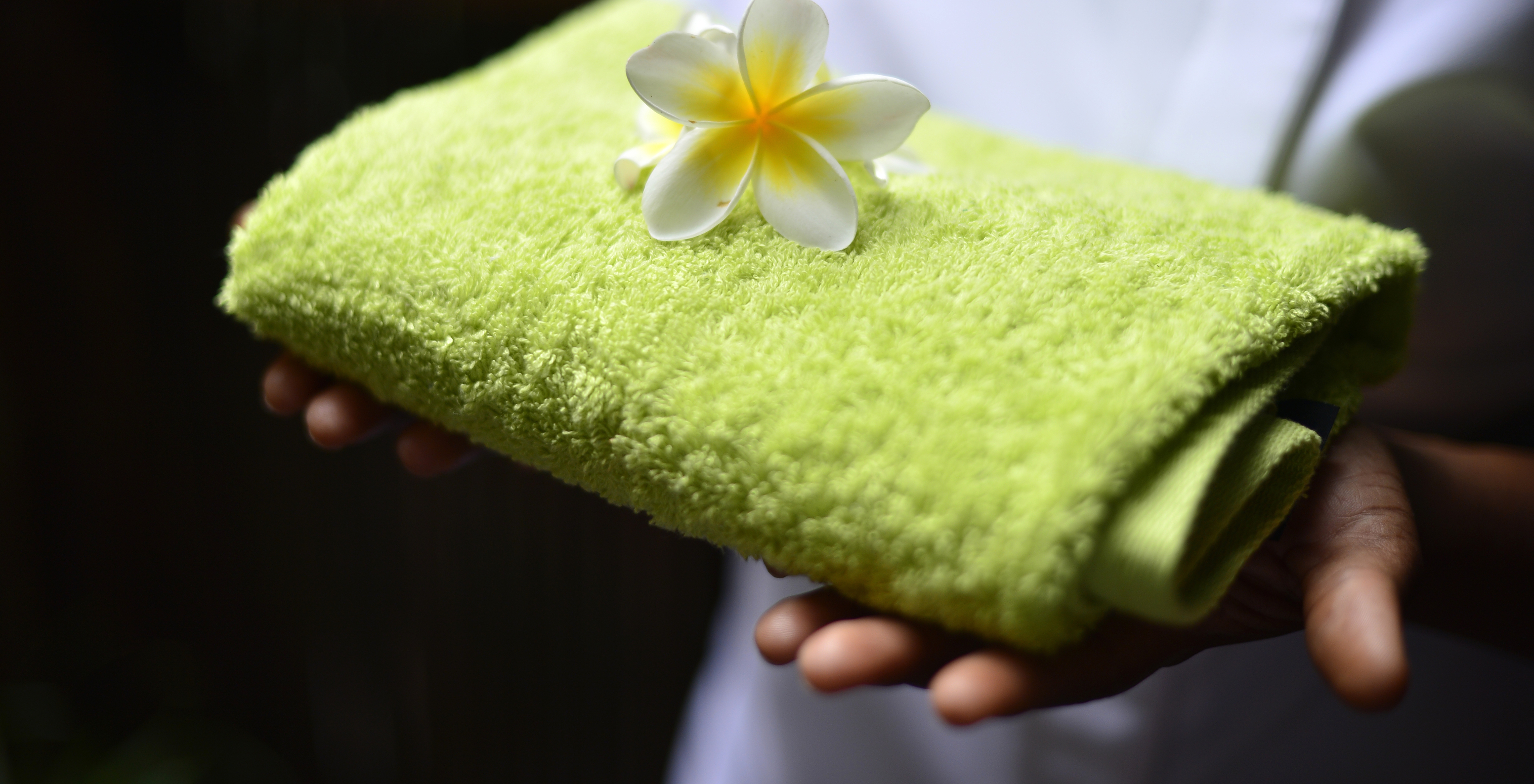 Handdoek met bloem in de massagekamer van Pestana Kruger Lodge hotel met zwembad dicht bij Kruger Park