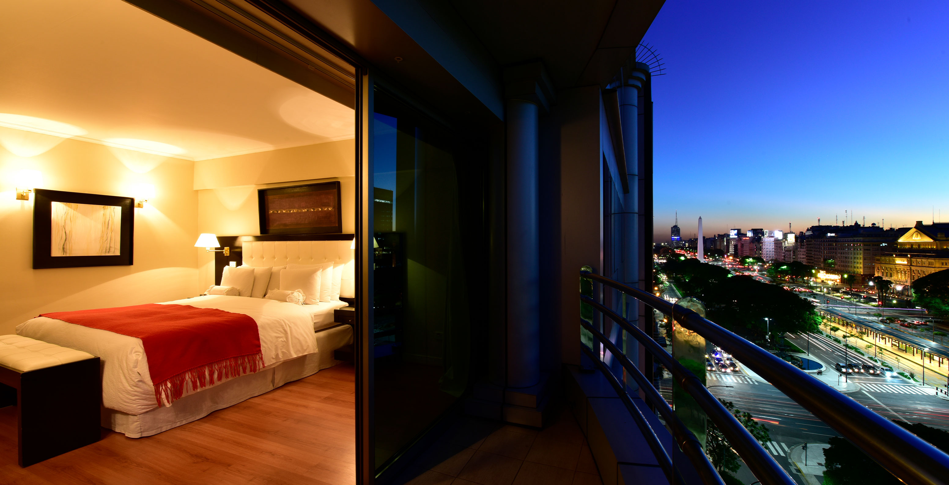 O quarto Queen Suite do Pestana Buenos Aires conta com uma varanda com vista panorâmica para o centro de Buenos Aires