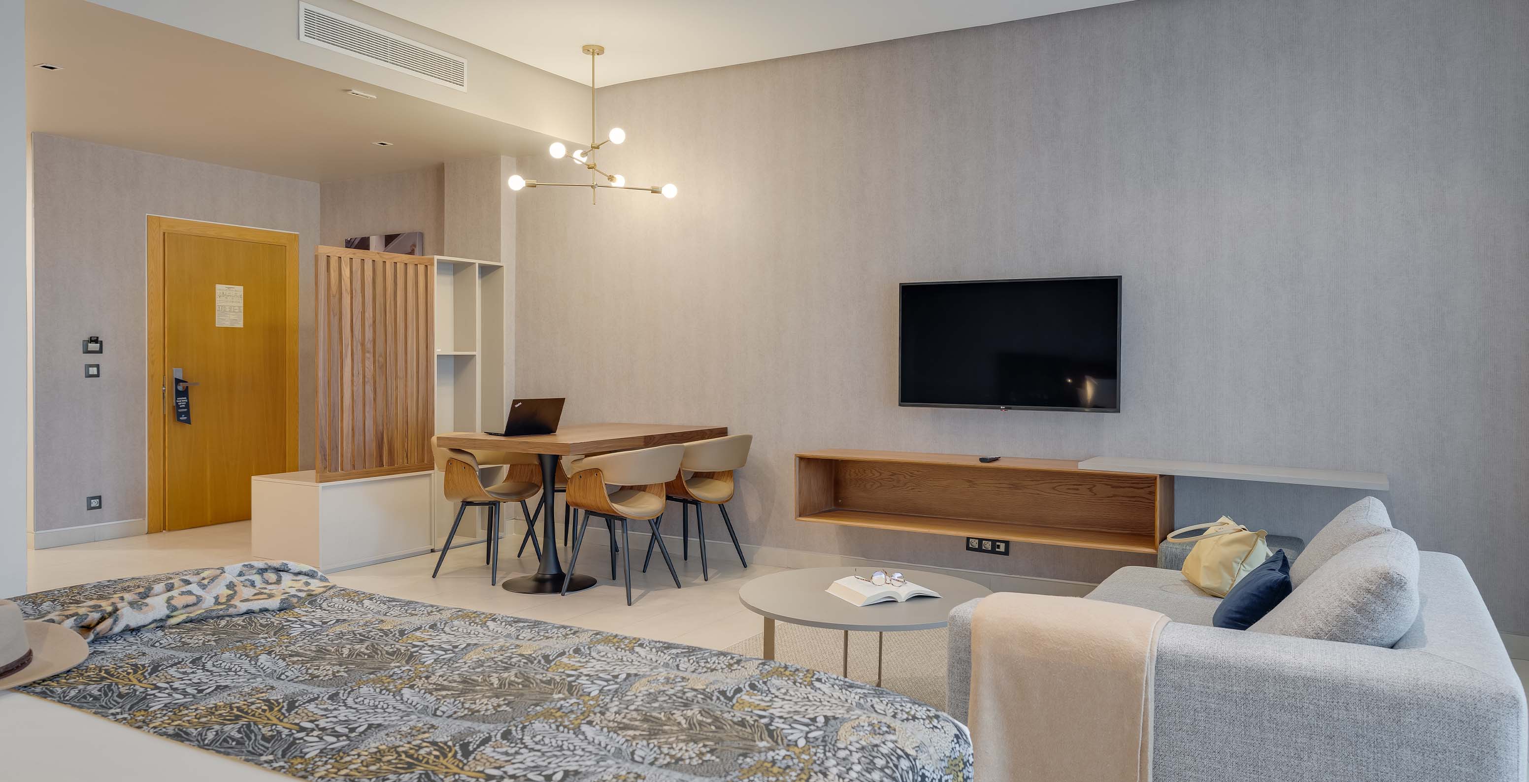 A Suite Junior do Pestana Casablanca tem um quarto open space com cama, sofá, tv e kitchenette