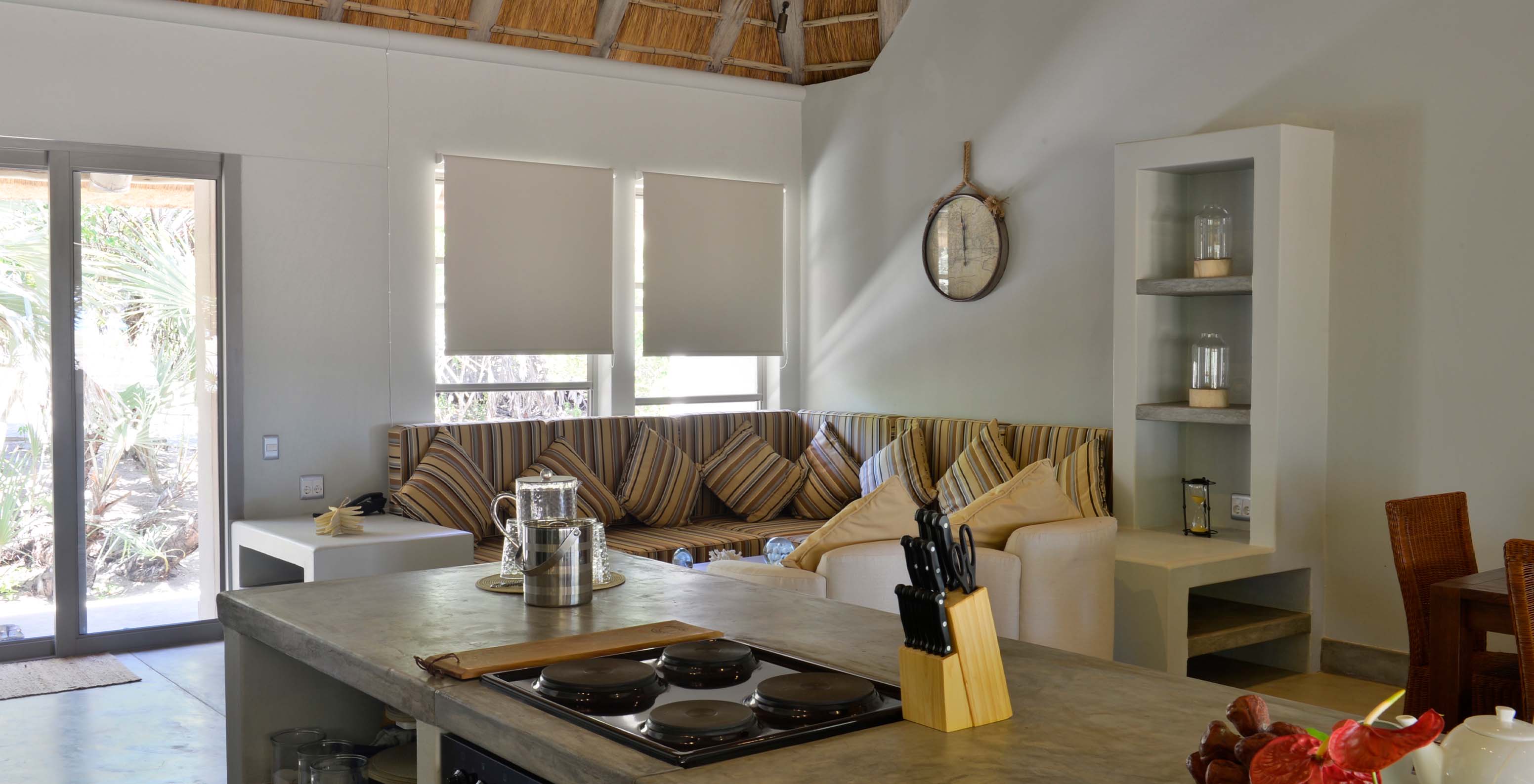 As Villas T2 do Pestana Bazaruto Lodge tem uma sala com sofás e mesa de refeição e com a cozinha em open space