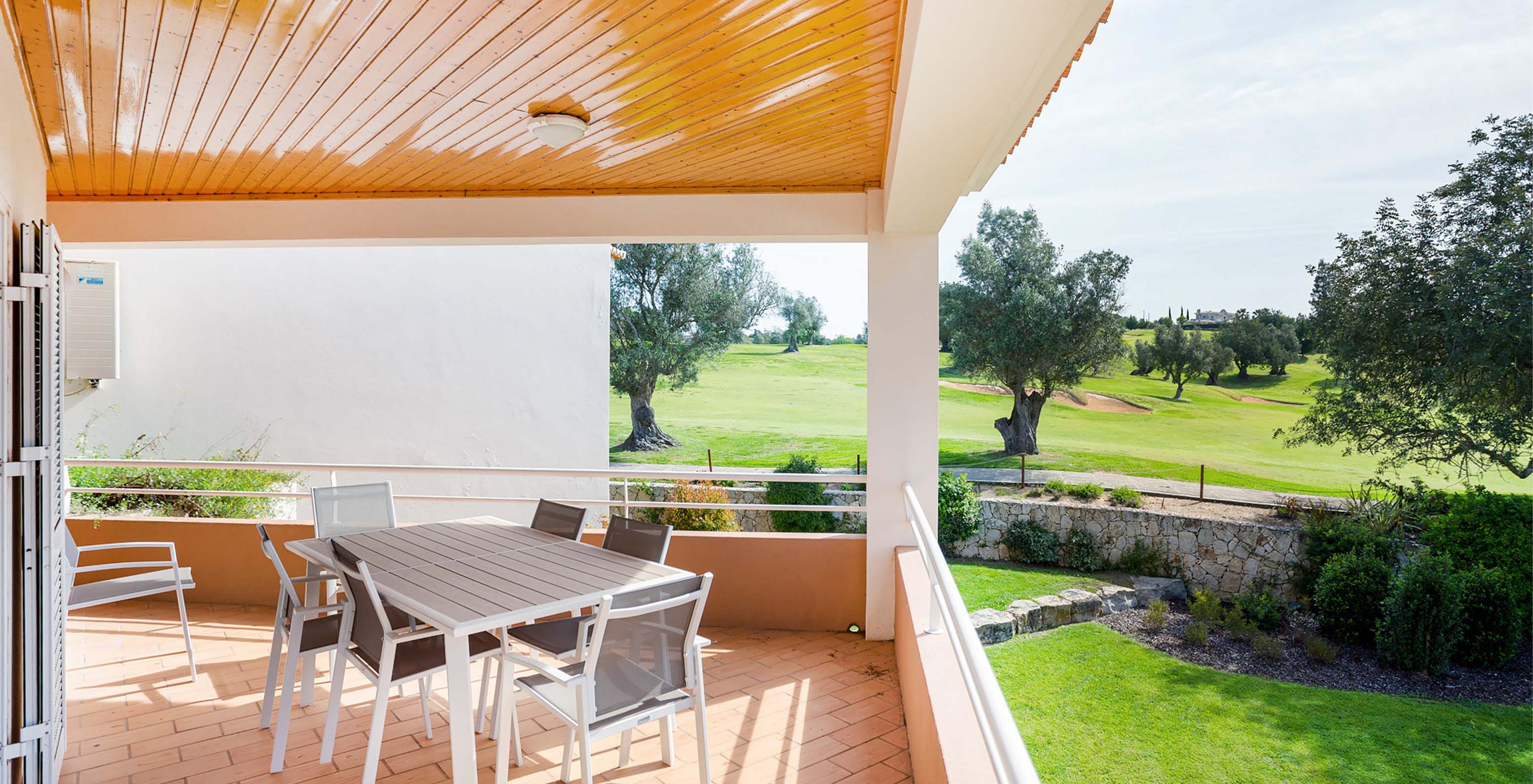 O Apartamento T3 do Pestana Carvoeiro Golf tem uma varanda com mesa para refeições e vista para campos de golfe