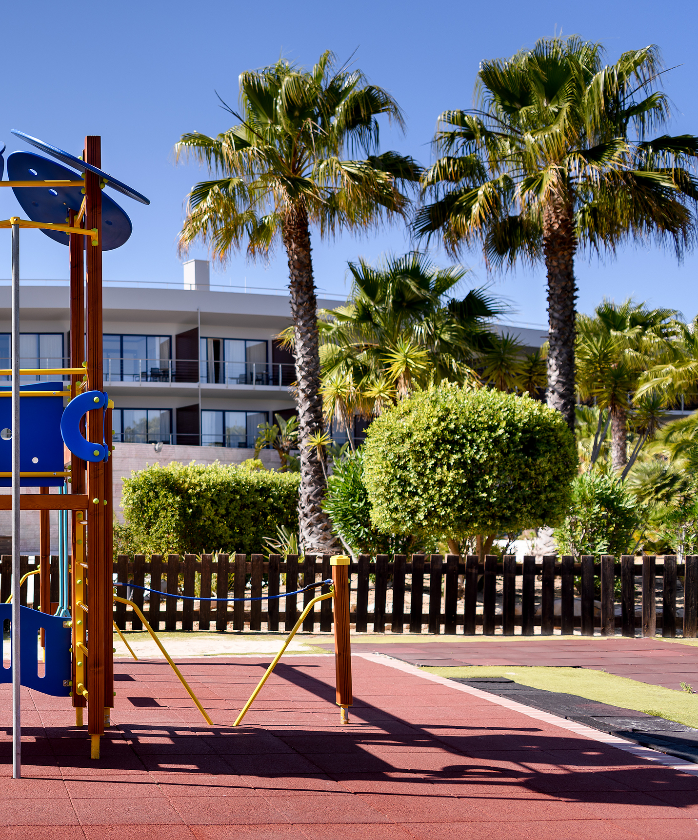 Parque infantil ao ar livre com escorrega colorido no Pestana Vila Sol - Vilamoura, Hotel com Golfe e Spa no Algarve