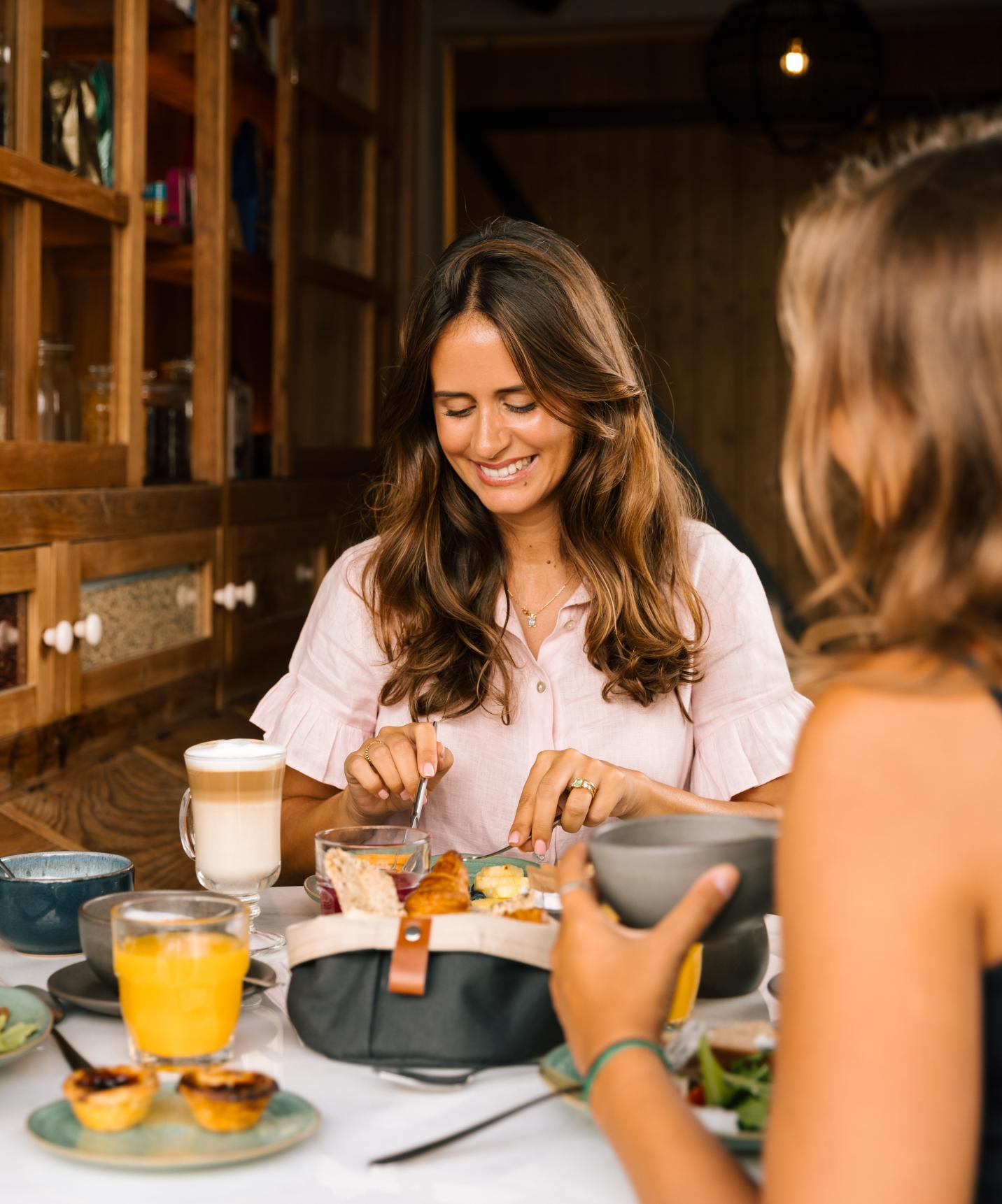 Pequeno-almoço com croissant, sumo, cappuccino no Pestana Rua Augusta Lisboa, Hotel Junto ao Arco da Rua Augusta, em Lisboa